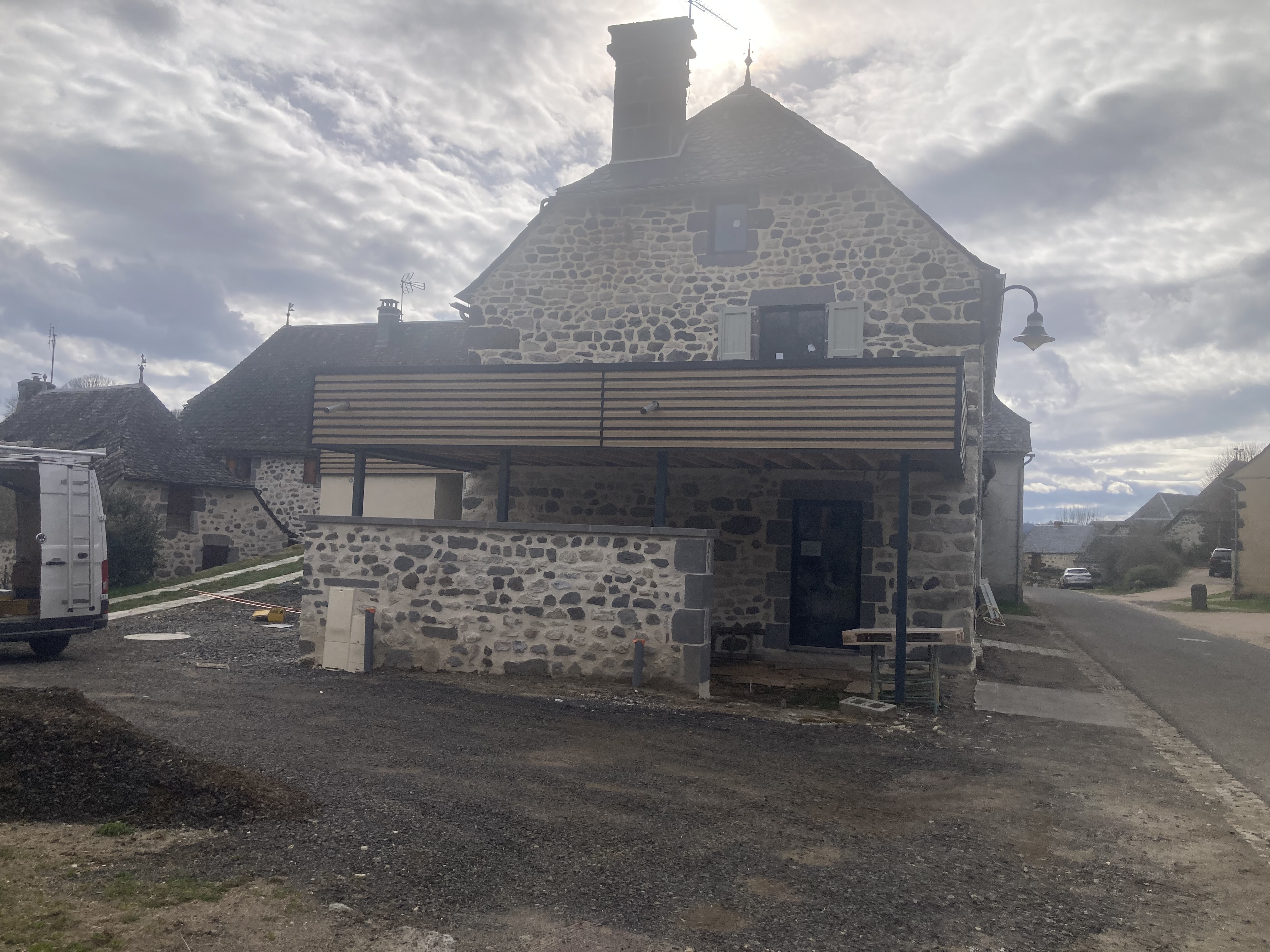 Osez changer de vie dans le Cantal !
La commune de Sainte-Marie recherche son(sa) futur(e) gérant(e) d’auberge
Et si vous donniez un nouveau sens à votre vie professionnelle dans un cadre naturel exceptionnel ? La commune de Sainte-Marie, charmant village du Cantal, recrute un(e) gérant(e) pour son auberge communale entièrement rénovée, située au cœur d’un environnement préserver.
 Un cadre de vie privilégié
Perché au-dessus des gorges de la Truyère, le village offre un panorama remarquable et une qualité de vie rare. Vous profiterez d’une nature omniprésente, d’activités de pleine air (randonnée, pêche dans la Truyère …), d’une vie locale conviviale.
Un projet clé en main
L’établissement, neuf et prêt à exploiter, comprend :
•	Salle de restaurant et bar (64 m²)
•	Cuisine équipée (30 m²)
•	Terrasse couverte et extérieure
•	Licence IV
•	Logement de fonction (3 chambres, grande pièce de vie)
À proximité : une salle des fêtes (120 personnes), offrant un fort potentiel de développement.
➡️ Une première ouverture : à vous de créer votre identité !
👤 Profil recherché
•	Professionnel(le) de la restauration ou couple
•	Sens de l’accueil et esprit convivial
•	Envie de s’investir dans la vie locale
•	Projet de cuisine de qualité et élaborée
 Conditions
•	Gérance avec bail commercial de 900 euros.
•	Disponibilité : ouverture prévue en juin 2026 sous réserve de l’achèvement des travaux.

 Intéressé(e) ?
Envoyez votre candidature (CV + projet) à : mairie.sainte-marie@wanadoo.fr
 Mairie de Sainte-Marie – 15230 Sainte-Marie 📞 06 40 08 62 74 / 04 71 23 32 82
➡️ Photos et vidéos disponibles sur demande