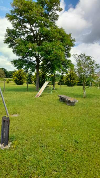Située à proximité du charmant village classé de Charroux, cette propriété commerciale dispose d'une licence IV et s'étend sur plus de 3 500 m² de terrain entièrement clos, aménagé et fleuri.

Le bien comprend :
Bâtiment principal de 200 m² sur deux étages avec sous-sol, composé de :
RDC : 3 salles, grande cuisine, local privé, terrasse ombragée 70 m²
Étage : 8 chambres, dont 2 communicantes et 1 suite. Toutes équipées de sanitaires privés.
Sécurité : 11 portes coupe-feu à l'étage, SSI (système de sécurité incendie) sur l’ensemble du bâtiment
Annexe :
Maisonnette de 50 m² sur deux niveaux
6 garages individuels fermés
Un hangar ouvert pour 5 places

Informations complémentaires :
Ensemble entièrement rénové entre 2012 et 2020 et meublé
Idéal pour un projet de gîte, chambres d’hôtes, table d’hôtes, ou arrêt de camping-car

Extension possible :
Une parcelle attenante de deux hectares est aménagée en parc paysager, avec :
Plus de 200 arbres plantés (principalement fruitiers et ornementaux)
Une bassine de 80 m³
Un petit bois 

Vous êtes professionnel de l'hôtellerie restauration et cette opportunité vous a séduit ? Envoyez votre candidature à Léa GLANOWSKI, chargée d’accompagnement commerces de proximité – glanowski.l@ccspsl.fr ou 06 25 07 99 26 - merci de bien préciser la commune ainsi que le type de bien qui vous intéresse.