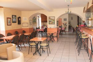 Niché au c?ur du village pittoresque de SAINT THOMAS DE CONAC, sur la touristique Route Verte en Charente Maritime, vous trouverez ce charmant bar/brasserie bien établi.  Situé dans un cadre attrayant, à côté de l'église du 11ème siècle très visitée, le village a également de nombreux autres commerces florissants à offrir, y compris une boulangerie, une boucherie, une supérette, un bureau de poste, un coiffeur avec onglerie, un plombier, une ébénisterie et un garage, sans oublier l'école primaire, le tennis, le terrain de boules et les chambres d'hôtes locales.  Situé sur l'estuaire de la Gironde à environ 1 heure au nord de Bordeaux et 1 heure au sud de La Rochelle, à seulement 15/20 minutes de la plage la plus proche, c'est une opportunité à ne pas manquer.

Ce bar-restaurant attractif, qui donne sur une terrasse extérieure, peut accueillir jusqu'à 50 personnes et peut se vanter d'avoir une bonne clientèle, dont de nombreux propriétaires de résidences secondaires.  Le bar/brasserie inclut également tous les meubles et accessoires.  Le restaurant a une cheminée d'époque en accord avec d'autres caractéristiques attrayantes.  Le bar comprend toutes les installations, un grand réfrigérateur encastré, une machine à café et tous les accessoires, y compris les verres.   La cuisine est entièrement équipée et comprend les couverts de table et les nappes.  Il y a également une cave et une cave à bière.

En outre, la propriété comprend également un appartement de deux chambres, un grand salon et une salle de bain équipée.  Au-dessus de l'appartement se trouve un grand grenier avec un potentiel de conversion en logement supplémentaire ou pour la location.

Après avoir géré avec succès cette entreprise pendant les 15 dernières années, les propriétaires actuels, qui sont maintenant âgés de 68 et 84 ans, prennent leur retraite, offrant une fabuleuse opportunité avec un énorme potentiel pour un jeune couple enthousiaste.
Les vendeurs apporteront une contribution de 10000? au coût d'un nouveau toiture.