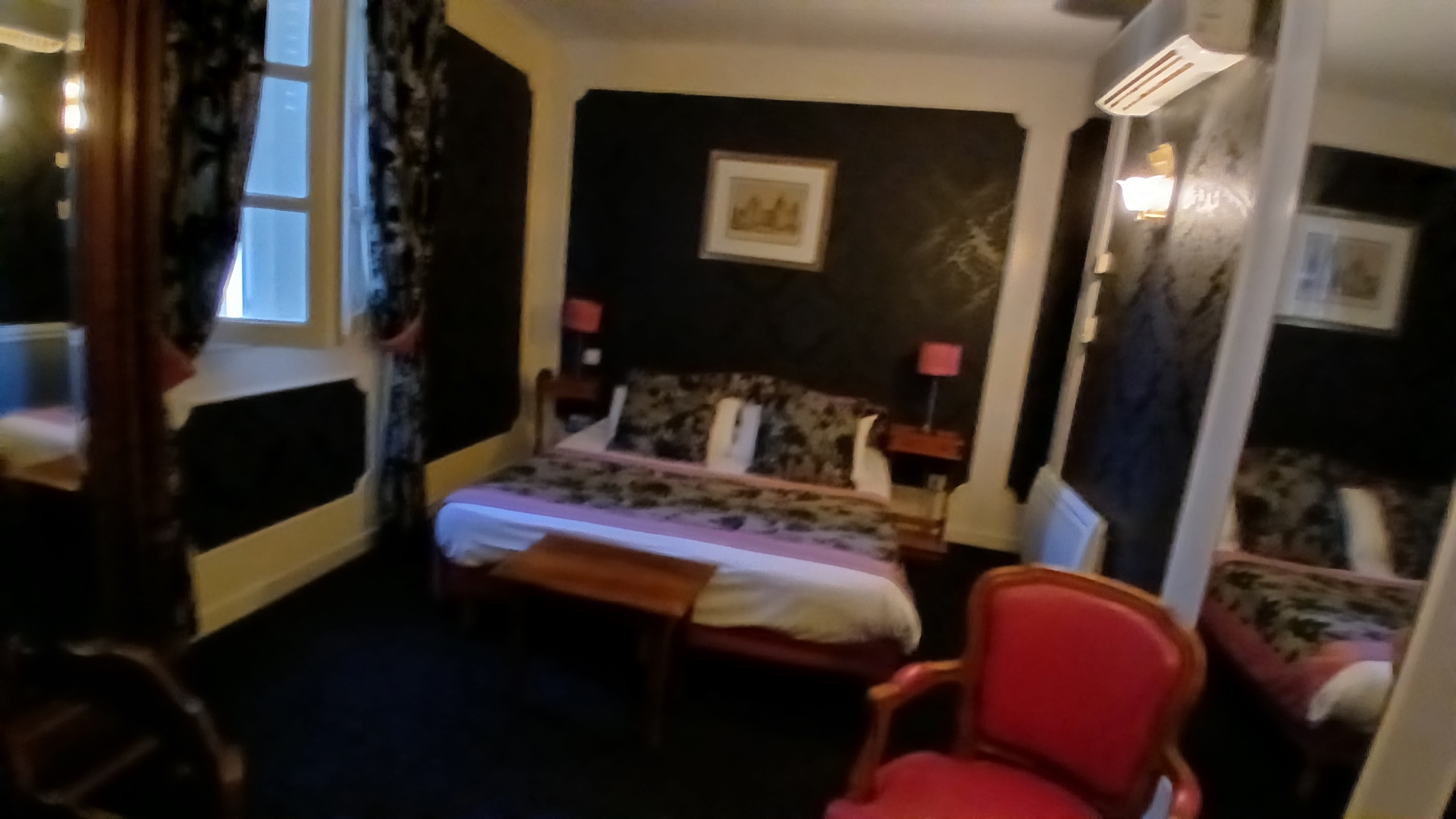 A saisir Fond de commerce hotel de charme (Type 3 etoiles )dans longere entièrement rénové. 
11 grandes chambres équipées salle de bain privative entièrement rénovée. 
Petit jardin de détente 
Centre ville a 5mn de la gare
Clientèle affaire et passage a développer.