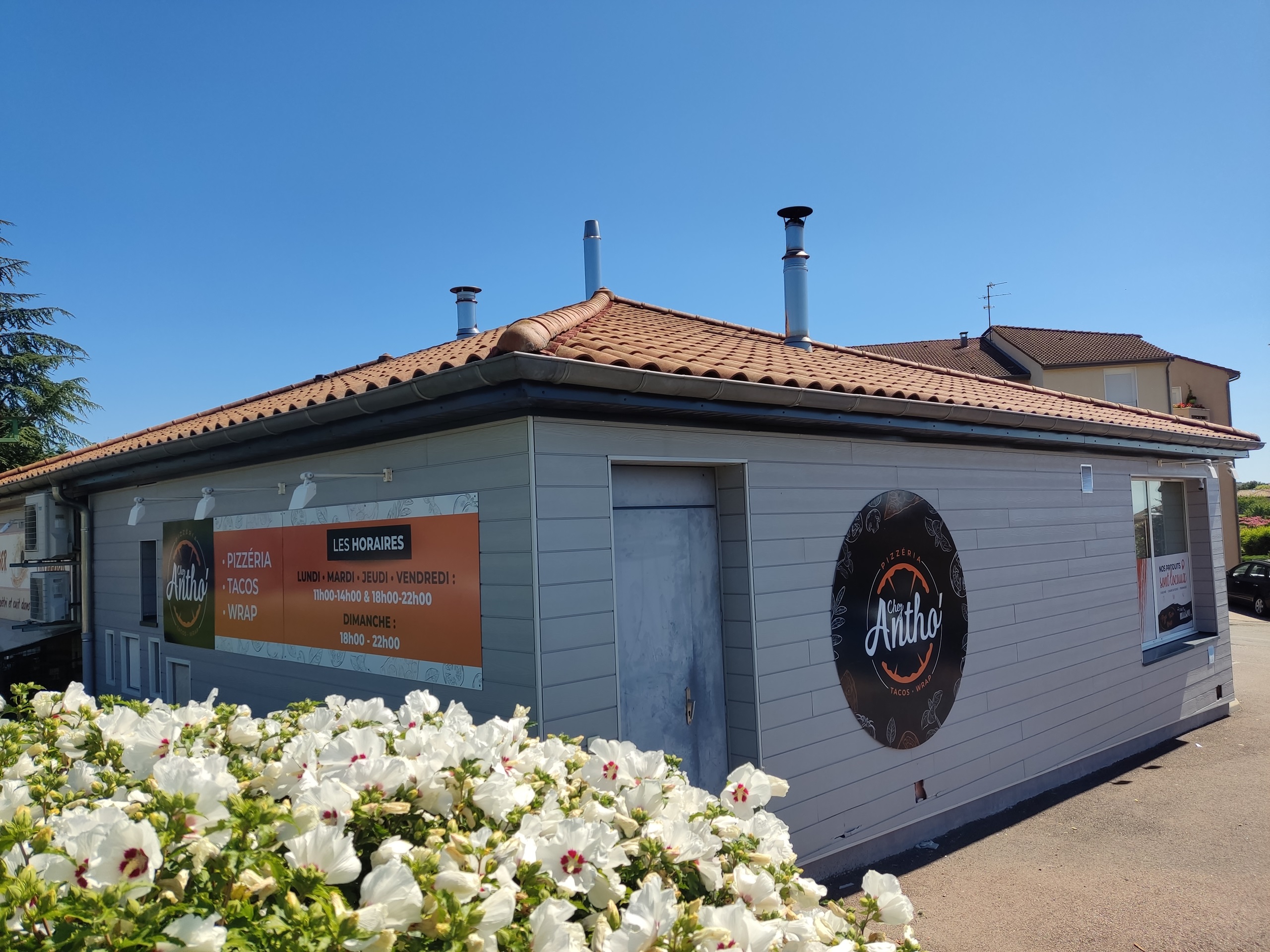 À REPRENDRE : Pizzeria indépendante à Mâcon (Bourgogne du Sud)
𝗣𝗶𝘇𝘇𝗲𝗿𝗶𝗮 𝗿𝗲́𝗽𝘂𝘁𝗲́𝗲 avec forte activité de vente à emporter (80 %) et possibilité de restauration sur place (16 couverts en salle, 25 en terrasse).
•	𝗘𝗺𝗽𝗹𝗮𝗰𝗲𝗺𝗲𝗻𝘁 𝘀𝘁𝗿𝗮𝘁𝗲́𝗴𝗶𝗾𝘂𝗲 : Très belle visibilité dans une zone commerciale dynamique, à proximité de 40 000 habitants, et à 7 min des sorties A6 Mâcon Nord et A40 - Zone de chalandise dynamique et en croissance grâce à la proximité lyonnaise et au vignoble maconnais.
•	𝗔𝗰𝘁𝗶𝘃𝗶𝘁𝗲́ 𝗰𝗹𝗲́ 𝗲𝗻 𝗺𝗮𝗶𝗻 : CA 2024 : 101.000 €, marge brute 69%, Valeur ajoutée 35% - Pizzas au feu de bois, wraps, tacos, salades, et desserts maison - Équipements complets et récents (four à bois, pétrin 30L, vitrines réfrigérées, etc.) - Reconnaissance locale : très bien notée sur Facebook, Instagram, et Google, belle qualité gustative 
•	𝗙𝗼𝗿𝘁 𝗽𝗼𝘁𝗲𝗻𝘁𝗶𝗲𝗹 : Possibilité d'élargir les jours d’ouverture pour booster les ventes - Exploitable seul(e) ou avec un salarié.
•	Prix du fonds : 60.000 € (accompagnement à la reprise inclus, vente des parts sociales possible).