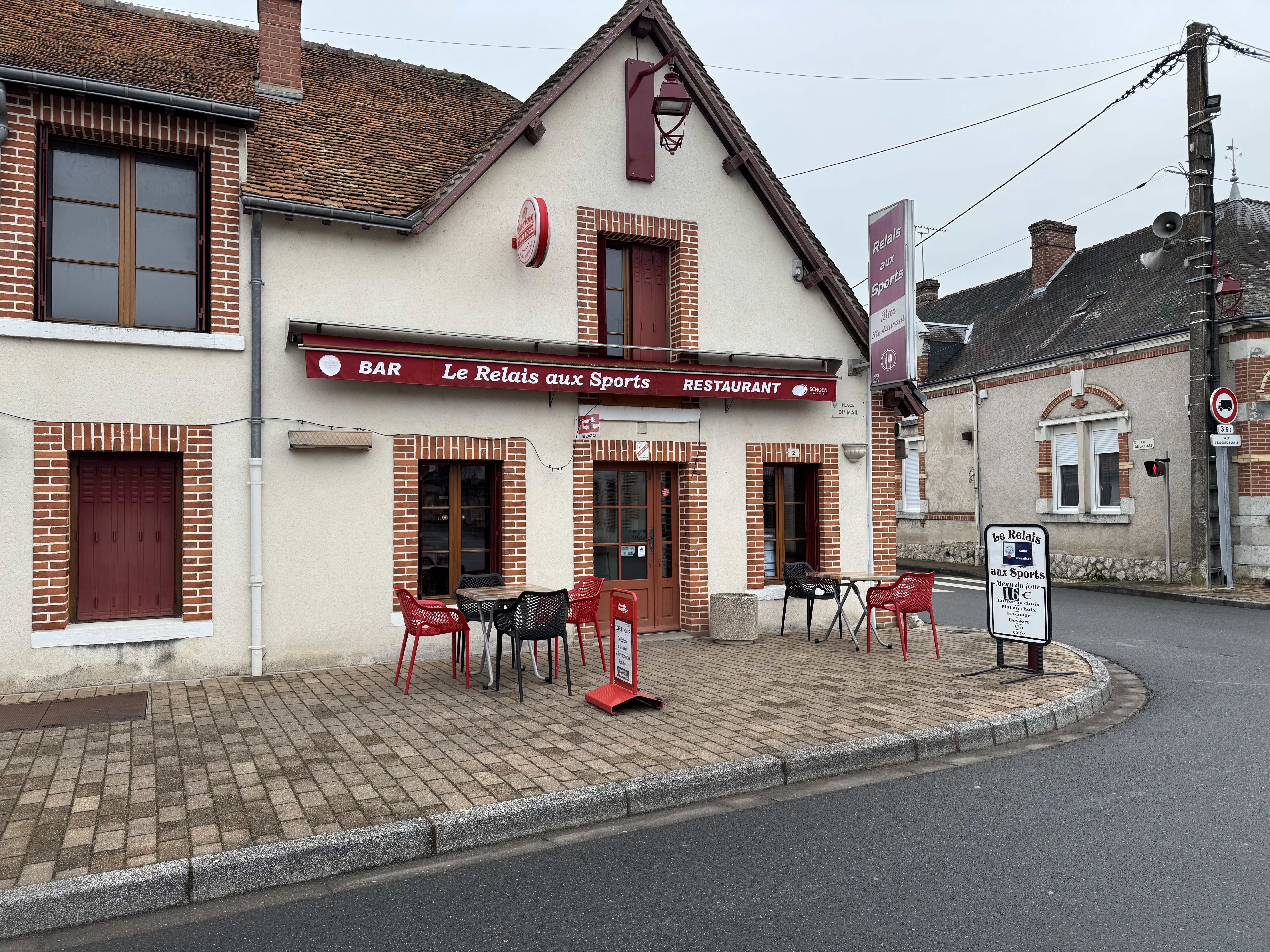 Bar restaurant situé dans la commune de selles saint Denis