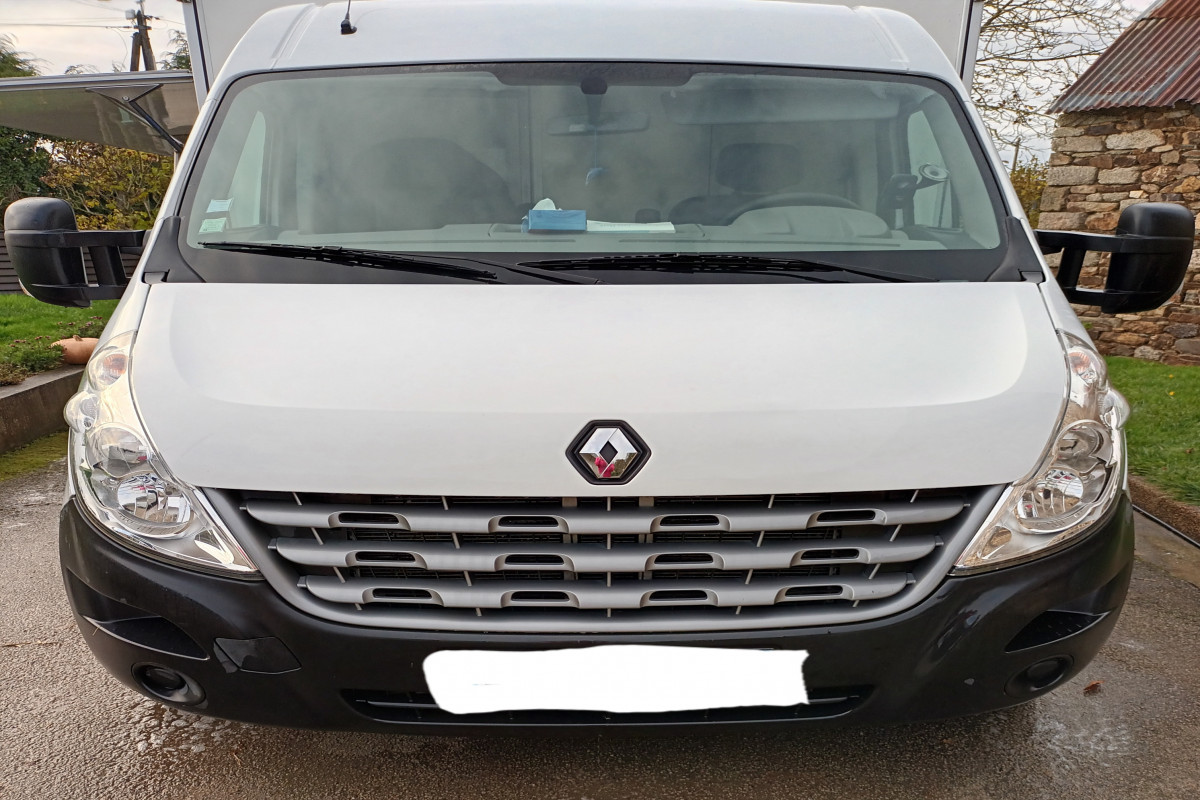 Renault Master mars 2014
DCI 125
Moteur NISSAN
Chaîne de distribution
Carte grise VASP
8CV
71 000KM
Direction assistée
bluetooth

Vitrine réfrigérée 3 m 50 sur 3 étages
4 portes frigo avec crochet
froid eutectique
lavabo avec réservoir d'eau
casier de rangement
Hayon électrique
2 bâches de protection
éclairage LED
prise 12 et 24 volts
trancheuse 24 volt neuve
Balance au norme
Tiroir-caisse
Entretien garage
Toutes les factures sont à l'appui
en très bon état aucun frais à prévoir
D'autres photos sur demande
CT OK