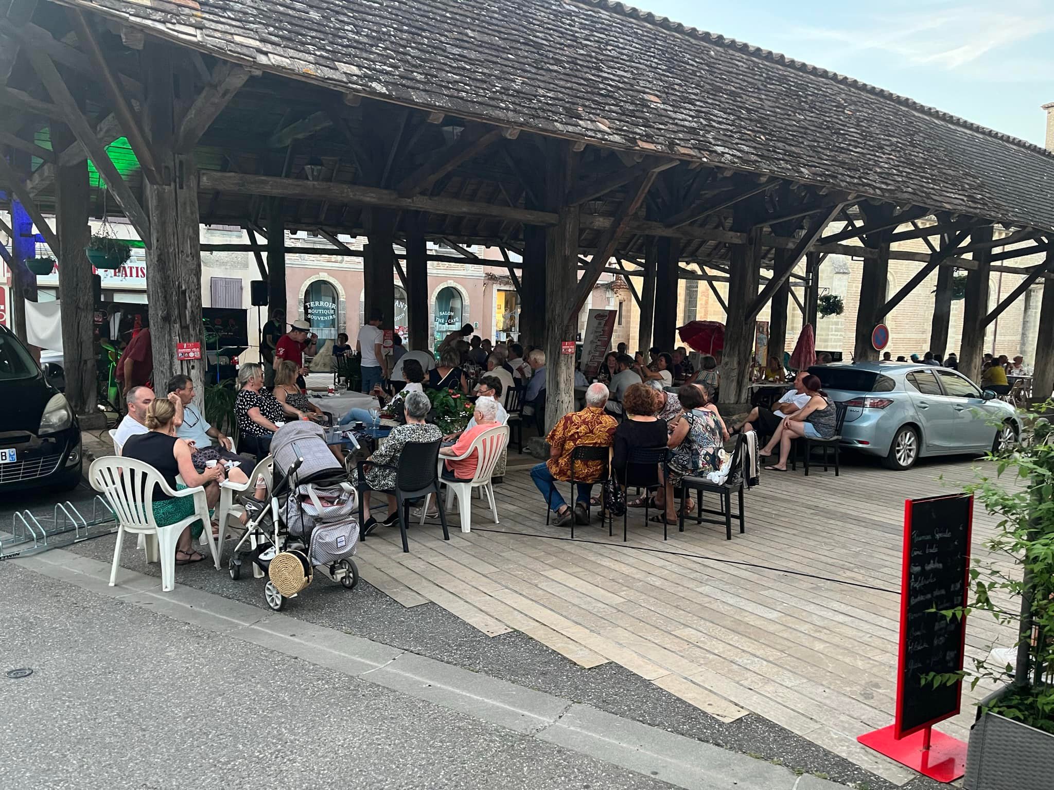 Bar-Restaurant, véritable bistrot situé au cœur du Village Du Sud-Ouest
Situé en plein cœur du Village du Mas d’Agenais, en Lot et Garonne, ce bar/restaurant, exploité depuis plusieurs années, mais remis en activité il y a 6 ans, a vu son potentiel multiplié depuis 2019. Il est un véritable lien social que nous souhaitons et espérons qu’il perdure.
Ce village du Lot et Garonne, regroupant plus de 1500 habitants et apprécié pour son cadre hors du temps, compte plusieurs commerces, tels qu’une récente épicerie, deux salons de coiffures, un boucher (collé au bar/restaurant), d’un autre restaurant, d’une école (de la maternelle à l’élémentaire), d’un collège, d’une maison de retraite, d’une maison de santé, d’une carrosserie, d’un garage automobile, d’un vétérinaire. Il est aussi doté de plusieurs associations sportives, d’un très récent comité des fêtes. Plusieurs projets sont en cours, tels qu’une future épicerie annexe qui se trouvera en face du bistrot, un habitat partagé et bien d’autres…Ce village en plein développement ne demande qu’à valoriser son potentiel. 
Il bénéficie également de la Halle au Blé, permettant l’exploitation pour la terrasse couverte toute l’année, la vue sur la Collégiale y apporte tout son charme, et sa quiétude. Cette dernière abrite le véritable tableau de Rembrandt (revenu au village en 2021) qui ne manque pas de visiteurs adeptes d’œuvre d’art.
Bénéficiant de très nombreux avantages, tel que sa position entre Marmande, Casteljaloux et Tonneins, le village surplombe Dame Garonne et le Canal du Midi. Ce dernier étant pourvu d’un port fluvial réalisant jusqu’à 550 embarquements par saison (avril à octobre), se réjouie chaque année de fréquentation croissante des touristes, français et surtout étrangers. Le canal est longé par la Voie Verte, en plein développement par la communauté des communes qui vise a multiplié la fréquentation des cyclistes et des promeneurs avides de cette quiétude.
Nous souhaitons, pour ce super endroit, des propositions qui tiendront compte de toutes ces valeurs apportées et celles à venir.
Espérant vous compter parmi les futurs acteurs du Mas d’Agenais, nous sommes à votre disposition pour toutes informations complémentaires.