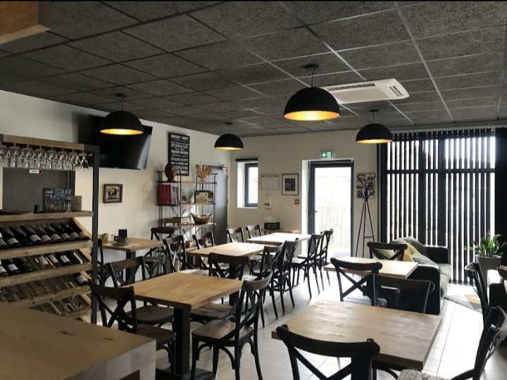 Situé sur un axe touristique entre le département de la Haute Loire et de L'Ardèche, ce restaurant positionné dans un village de caractère offre par sa capacité une salle de 26 couverts avec une terrasse de 15 couverts.
 
 Restauration traditionnelle et du terroir, la clientèle donne de très bon retour. L'état de cet établissement est en très bon état. 
 La cuisine pro est entièrement équipée. 
 
 Possibilité de loué un appartement proche du commerce pour un prix de 200EUR par mois Une visite est souhaitée pour ce donner une idée de fonctionnement pour l'exploitation de cet établissement.