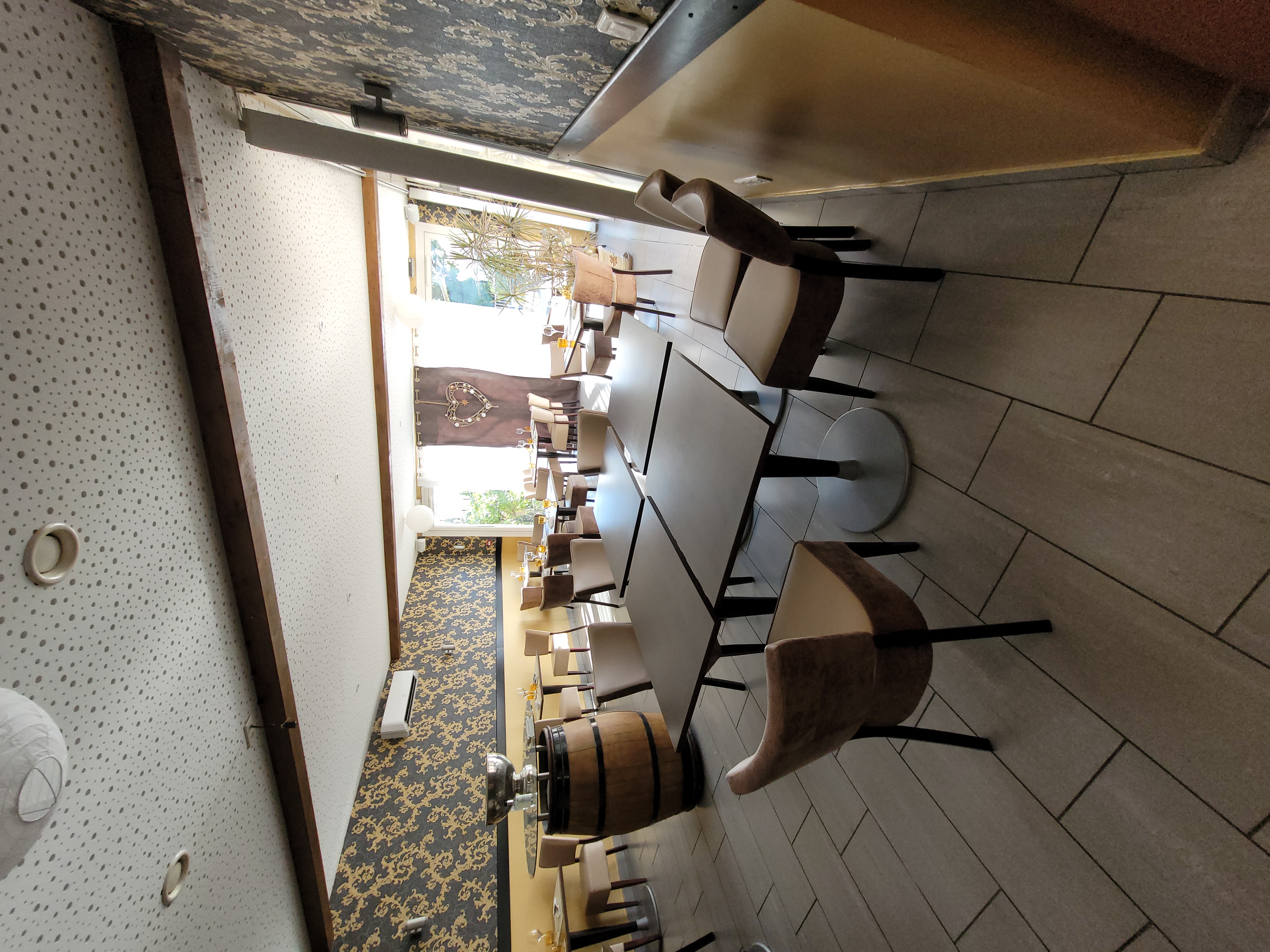 DROME : Cession murs et fonds hôtel / restaurant
AU COEUR DE LA VILLE DE MONTELIMAR
(dans secteur calme et proche des activités du centre ville)

à quelques minutes de l'A7 et de la RN7

VENTE MURS et FONDS HOTEL RESTAURANT
sur terrain de 1.600 m² avec piscine chauffée et parking

HOTEL ***
- 11 chambres
Taux d'occupation de 65?%

RESTAURANT
- 80 couverts

TERRASSE

+

100 m² en dernier étage pouvant servir de logement de fonction

Restaurant fermé le dimanche et le midi en Août
+
5 semaines de congés

Bon CA, possibilité de développement

La superficie du terrain permet un agrandissement de la surface bâtie.