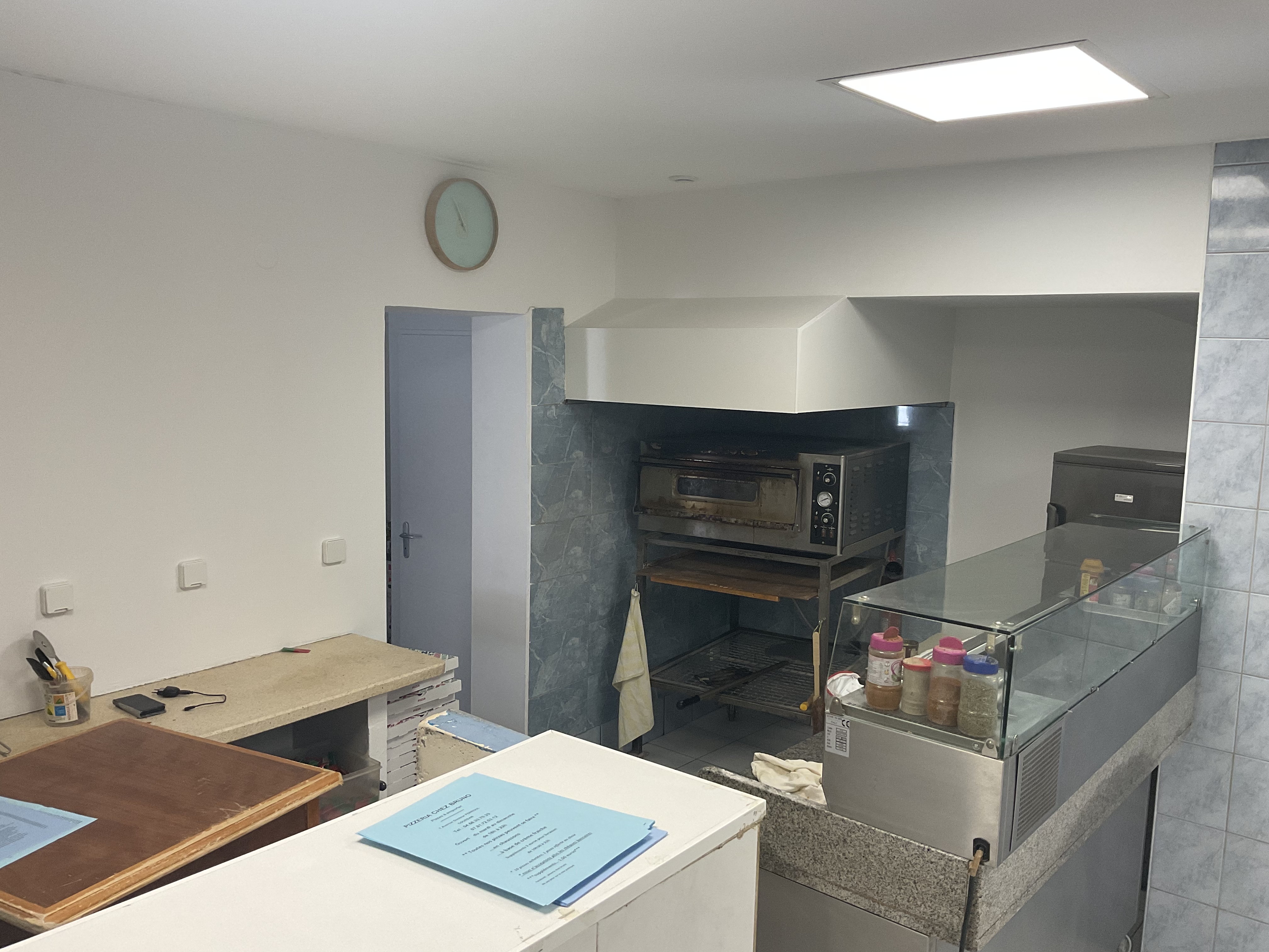 Vends pour retraite fonds de commerce 30 d’activité sur le village 
6000 habitants en constante évolution démographique 
Surface de 25m2 d’accueil clientèle +25m2 de réserve récemment rénovée 
Loyer de 319,22 euros 
Bail commercial valable jusqu’en 2029
Excellent chiffre d’affaire 
Facilité de stationnement 
PS: reste disponible 6mois à titre gratuit