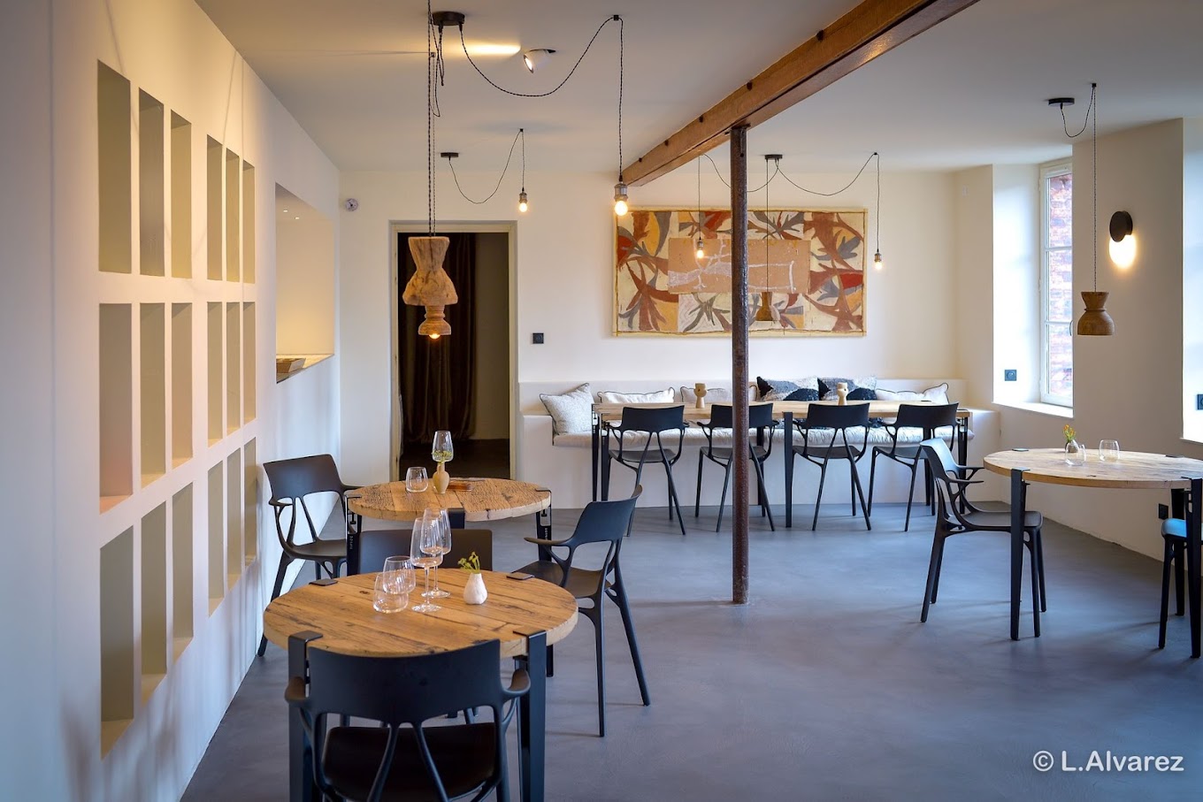 La commune de Sargé-sur-Braye recherche un professionnel de la restauration et de l'hôtellerie pour reprendre l'exploitation de son hôtel-restaurant communal, situé au cœur du village.
Description de l'établissement
Le bâtiment comprend :
Au rez-de-chaussée
•	Une salle de restaurant ;
•	Une cuisine professionnelle ;
•	Une réserve ;
•	Des sanitaires ;
•	Un local poubelles ;
•	Deux entrées indépendantes.
À l'étage
•	Deux chambres d'hôtel ;
•	Une lingerie ;
•	Une partie privative constituée d'un logement de fonction comprenant :
o	Un salon ;
o	Trois chambres ;
o	Un bureau ;
o	Une salle de bain ;
o	Des toilettes.
Dépendances
•	Une cave ;
•	Un grenier.
La commune est propriétaire des murs ainsi que de la licence IV, qui sera mise à disposition du futur exploitant dans le cadre d'une location.
Un environnement favorable à l'activité
Située dans le Perche, la commune de Sargé-sur-Braye bénéficie d'un cadre de vie agréable et d'une situation géographique attractive, à seulement 20 minutes de la gare TGV de Vendôme.
Le village dispose de commerces et services de proximité :
•	Boulangerie ;
•	Épicerie ;
•	Agence postale communale ;
•	Bar-tabac ;
•	Salon de coiffure ;
•	Salon de coiffure et institut d'esthétique.
La commune dispose également d'un camping municipal saisonnier, constituant un apport de clientèle supplémentaire pour l'activité de restauration et de débit de boissons pendant la période touristique.
L'hôtel-restaurant occupe une place importante dans la vie locale et représente une opportunité pour un professionnel souhaitant développer une activité dans un territoire dynamique et accueillant.
Candidatures et renseignements
Les personnes intéressées sont invitées à contacter la mairie de Sargé-sur-Braye pour obtenir les conditions de location et organiser une visite de l'établissement.
Il sera demander de déposer votre projet complet avec le business plan (projet financier)