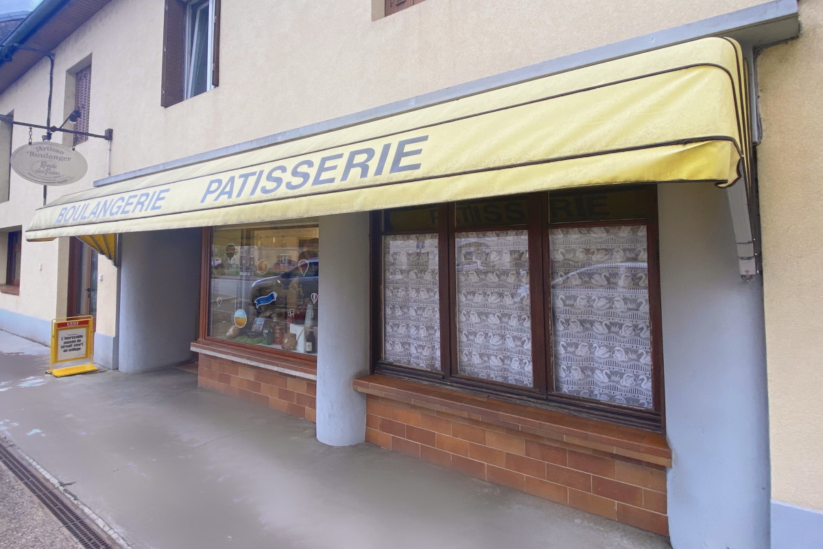 Vente cause retraite. 

Boulangerie située dans un village dynamique d'environ 700 habitants, sur un axe routier passant, 2 places de parking devant et de nombreuses à proximité, école primaire en face, zone de tourisme vert (canoë et chemins verts) avec forte clientèle étrangère en saison grâce au camping 5* et au plan d'eau à proximité. 

Vente au magasin et tournées sur 8 villages ainsi que plusieurs hameaux avec camion de 7 ans, bien entretenu, tout comme le matériel professionnel du fournil.
 
Magasin avec devanture et porte en double vitrage, climatisation, éclairage led, prêt pour travailler sans frais majeurs à prévoir car rafraichissement effectué il y a deux ans.

Magasin avec un vrai potentiel économique et une clientèle fidèle, le chiffre d'affaire en progression malgré la covid.

Logement personnel sur place avec accès direct dans cour intérieure fermée et sans vis-à-vis, F4 possibilité F6 après travaux, chauffage bois, grand garage, surface totale de 220m2 environ. 

Prix négociable.

Si intéressé, contacter 06 72 26 94 40.