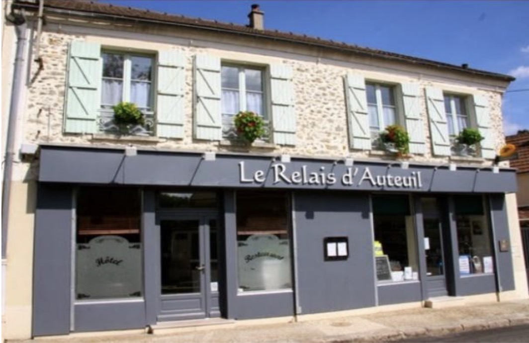 RDC:
Restaurant espace bar et véranda 200m2 60 couverts 
Cuisine professionnelle équipée à rafraîchir 
Étage :
5 chambres d’hôtel de 12m2
Appartement rénové de 90m2
Dans un village de 1030 habitants, commerce de soins à la personne en voisin.