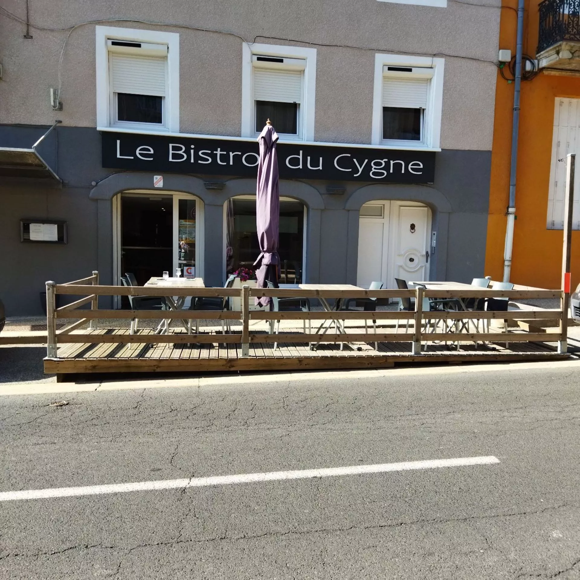 A vendre cause retraite,  dans la ville d'Yssingeaux en Haute Loire,  hotel Logis de France avec bar restaurant. Hotel avec 10 chambre mais possibilité de faire 5 chambres supplémentaires,  affaires très saine tenue pendant plus de 30 ans, literie neuve ainsi que beaucoup de matériel neufs et remplacé récemment,  parking privé et fermé avec  15 places ,  porte sectionnelle neuve.
Cuisine et bar refaits à neuf il y a 5 ans.
Rien a prévoir comme travaux. Possibilité de dissocier le bar restaurant de l' hotel ( vente uniquement de l hotel ou du bar restaurant selon le souhait de l'acheteur) 
Affaire qui  convient tout à fait pour  un couple.