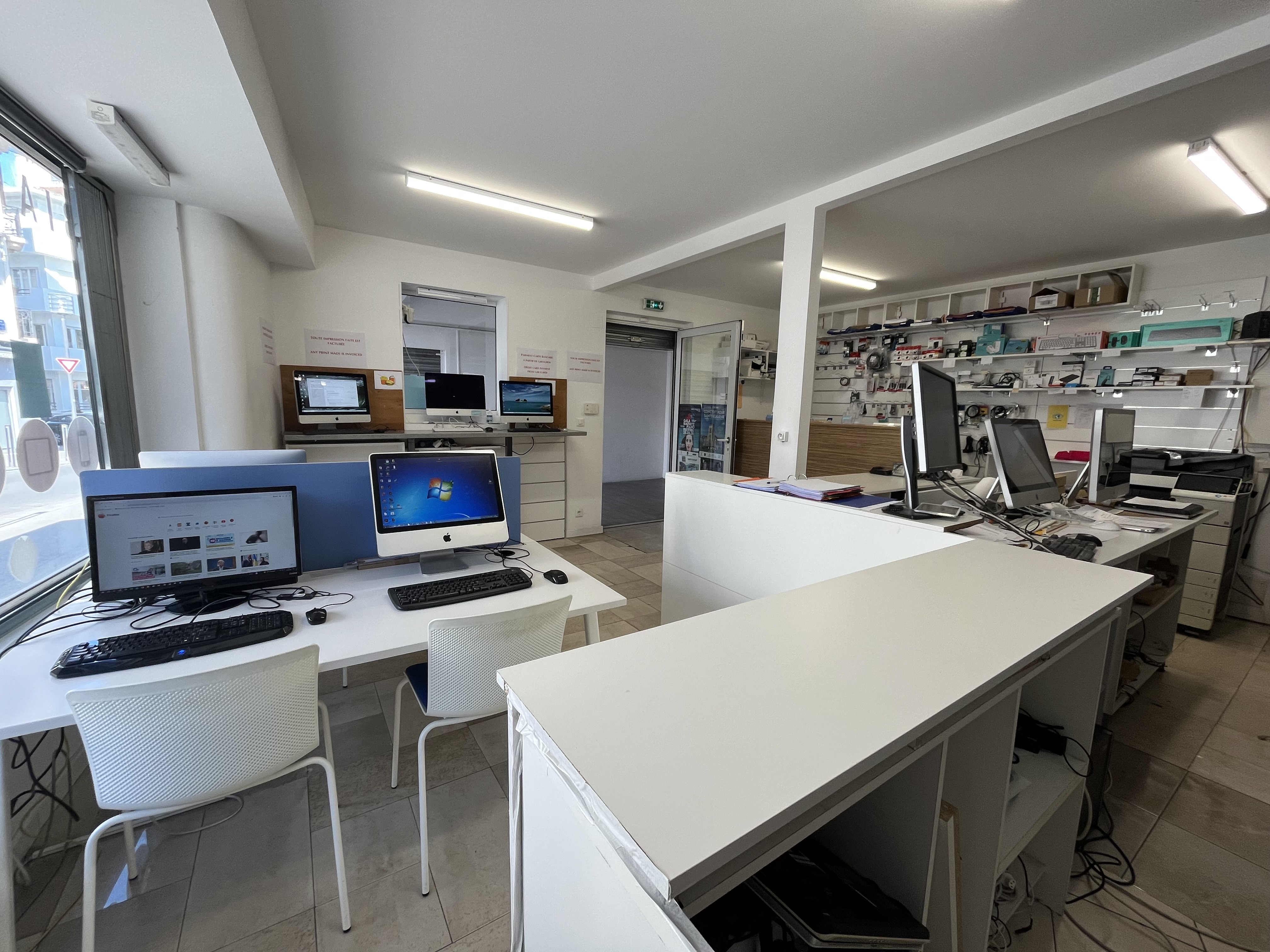 A vendre FDC ou parts sociales SAS. Activités informatique (vente, réparation, assistance), accès internet , photocopies-scan-reliures. Centre-ville de Biarritz. Axe passant (piétons-voitures-vélos). Rue commerçante. Local commercial 36M², activités tout commerce sauf alimentaire. Bail 3-6-9 renouvelé en 2022. Société créée en 2012 ; Forte notoriété, clientèle locale et saisonnière ; CA annuel régulier ; dirigeants actifs ; possibilité de croissance importante sur activité existante et par diversification. Etude disponible après accord de confidentialité. Accompagnement possible.