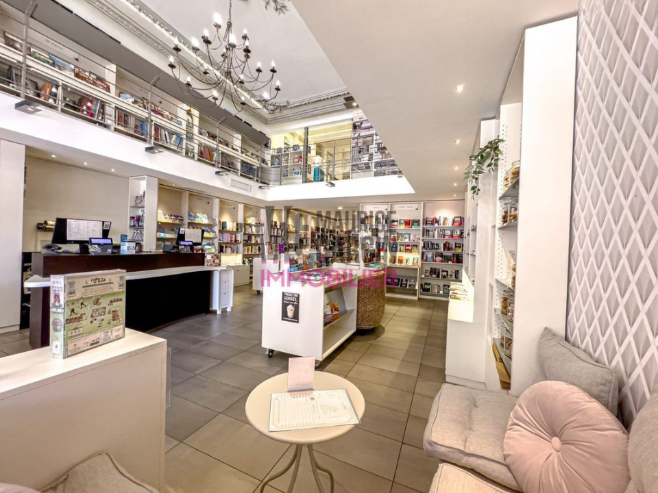 À vendre à Cavaillon, fonds de commerce de librairie et jeux de société de 150 m². Ce local spacieux et chaleureux est idéal pour accueillir une activité culturelle et ludique. Bien situé et bénéficiant d’une clientèle fidèle, il offre un réel potentiel de développement pour un repreneur passionné.