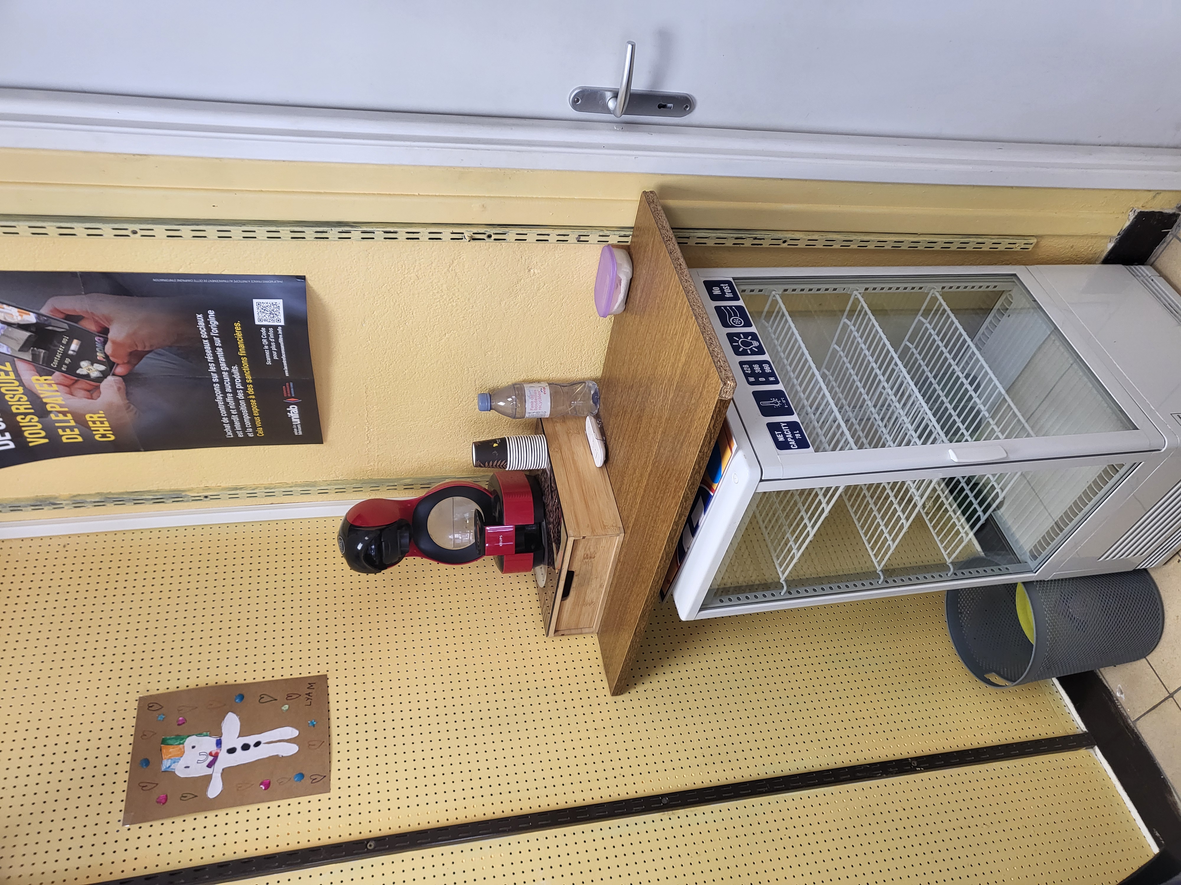 Fonds de commerce à vendre dans le très joli village médiéval d'Auzon : Auzon se trouve dans le département de Haute-Loire, au cœur de la région Auvergne-Rhône-Alpes. Rattachée à l’intercommunalité CC Auzon Communauté, la commune s’étend sur une superficie de 17 km² et abrite 858 habitants.  
Ce tabac, presse jeux, livres, salon de thé (en terrasse), bimbeloterie... est à reprendre et à développer au gré des envies. Il est exploité depuis 2021 par la commerçante, et se situe à l'entrée du village, sur un très bon emplacement, face à un grand parking gratuit totalement rénové.
Dans un local de 20m², au loyer raisonnable (250 € mensuel)  l'exploitante a installé tous les aménagements et le mobilier nécessaires aux activités commerciales qu'elle développe.
La clientèle vient à la fois du village et des villages environnants. Une clientèle touristique vient en été, attirée par les activités nature et par la découverte du très beau patrimoine de ce village labellisé "petite cité de caractère". Des animations se tiennent au printemps et en été (braderie, fête médiévale) qui attirent des curieux dans le village.
Activité pouvant convenir à un couple en recherche d'un revenu complémentaire.
Prix du fonds de commerce : 20 000 € - Stock : entre 1500 et 5000 € en fonction de la saison.
Contact : Sandrine MARINIER - Tél : 04 71 77 26 29