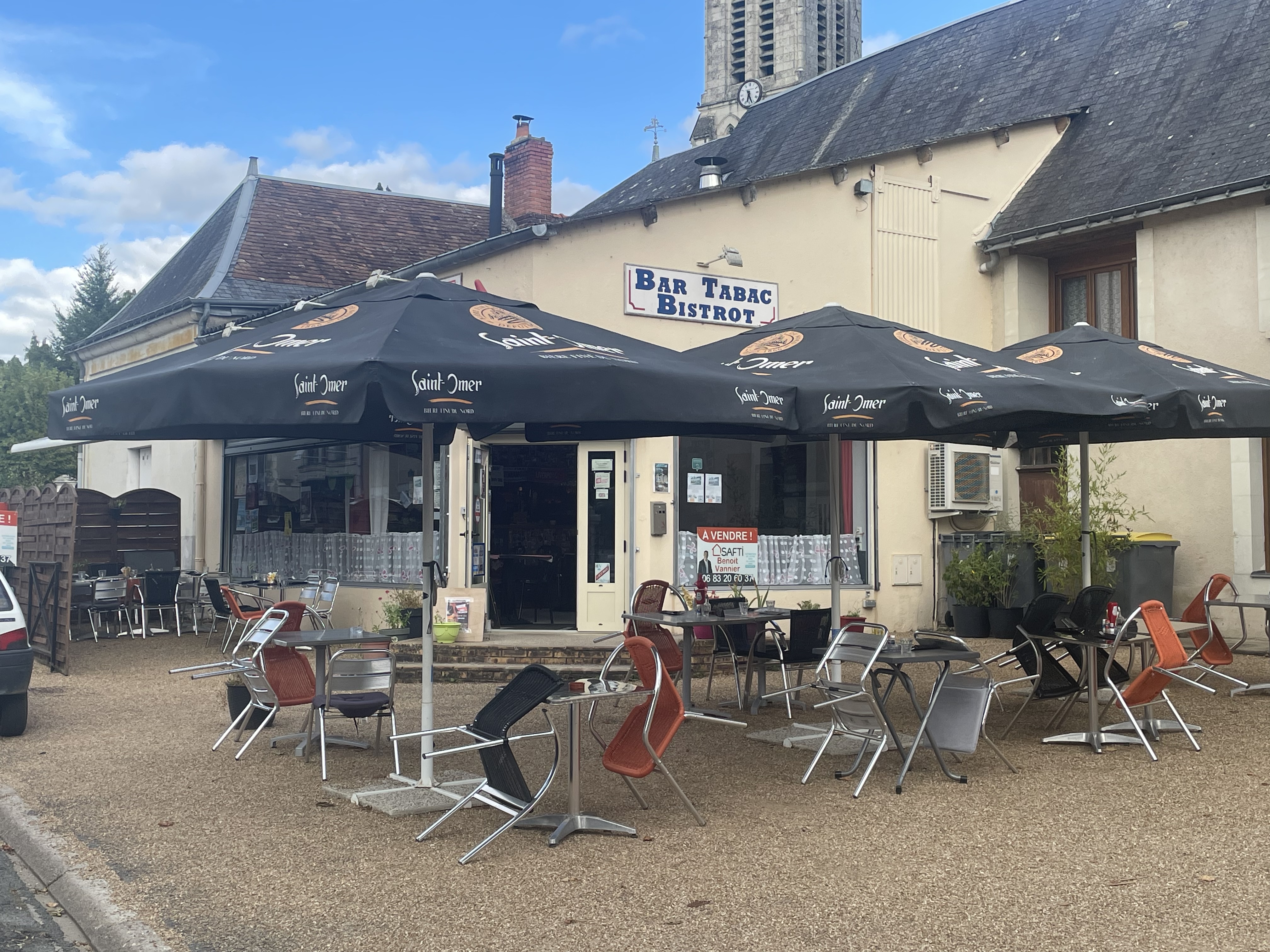 À vendre – Bistrot, Tabac, FDJ

Belle affaire de bistrot – tabac – FDJ, offrant un bon chiffre d’affaires et un réel potentiel de développement.

Cette affaire représente une excellente opportunité pour un couple dynamique souhaitant reprendre un commerce convivial, bien équipé et disposant déjà d’une clientèle établie.

L’établissement bénéficie notamment :

d’une activité bar / bistrot ;
d’un espace Tabac et FDJ ;
d’une activité pizzas deux fois par semaine, rencontrant un beau succès auprès de la clientèle ;
d’une cuisine bien équipée, permettant de développer davantage l’activité de restauration ;
de la climatisation et du chauffage ;
d’un bel espace permettant l’installation ou le développement d’une terrasse ;
de possibilités de stationnement à proximité, un véritable atout pour la clientèle.

L’affaire dispose d’une bonne base d’activité tout en conservant un fort potentiel de développement, notamment sur la restauration, les pizzas, la terrasse ou encore l’élargissement des horaires et services proposés.

Motif de la vente : rapprochement familial.

Une belle affaire clé en main, idéale pour un couple souhaitant s’investir dans un commerce dynamique et convivial.

Informations complémentaires et conditions de vente sur demande.