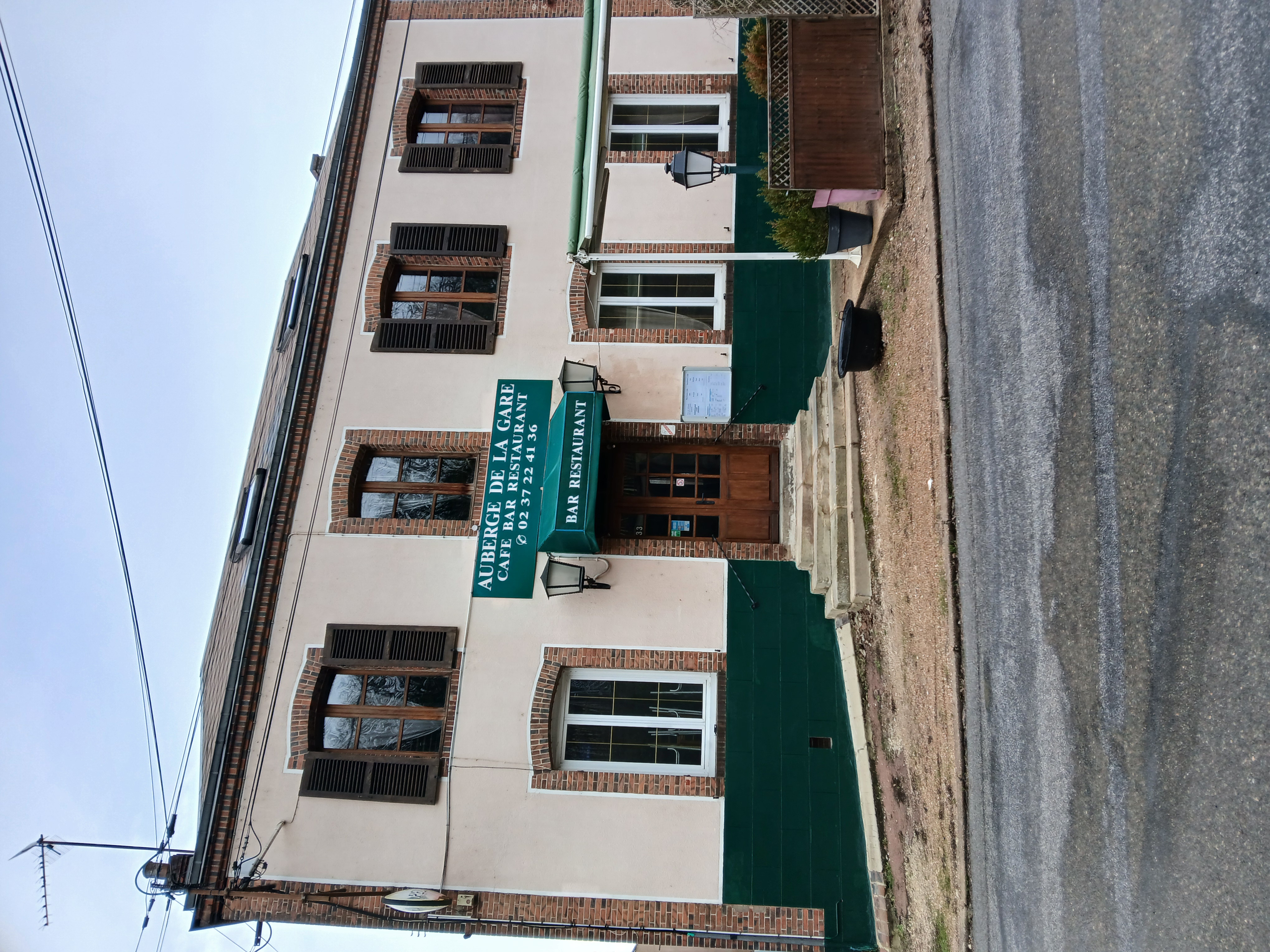 Opportunité rare: bar-restaurant avec murs ,logement et maison indépendante, idéalement situé en face de la gare, proche de Chartres. Ensemble immobilier de grande superficie sur terrain avec parking, offrant de nombreuses possibilités de développement ( événementiel,restauration élargie, hébergement, etc,).
Établissement tenu depuis 17 ans, clientèle fidèle et emplacement stratégique. 
Pour tout renseignements et photos complementaires, merci de nous contacter par mail ou téléphone. 
Personnes non sérieuses s'abstenir.