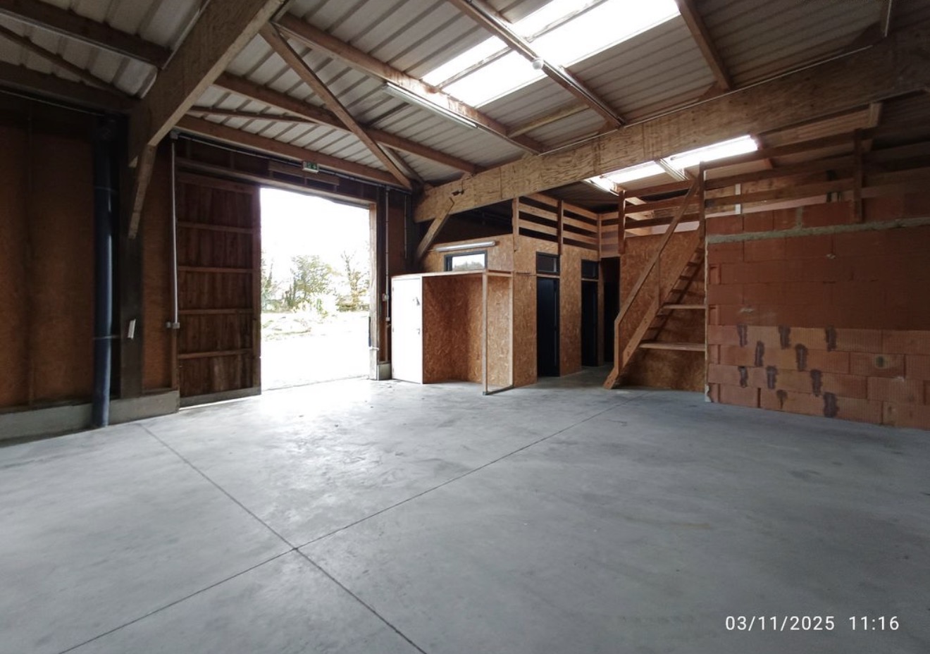 Local commercial et industriel récent de 200m2
Clos en façade par mur en pierre de taille 
Sur terrain arboré de 2240m2
Cour en enrobé 
Accès par terrasse en bois qui dessert 
3 bureaux, un couloir, un wc
Un coin kitchenette 
Tous les bureaux sont desservis en réseaux internet
Un local atelier avec wc
2 vestiaires
Une grande porte coulissante pour accès fourgon 
3 bacs béton en fond de cour pour maçon 
Le tout moins de 10 ans 
Très bel état 
Plus de photos ou informations sur demande
Loyer 800€ net de tva 
Possibilité d’acheter le bâtiment et ses 2250m2 de terrain arboré paysagé pour 150 000€ net vendeur