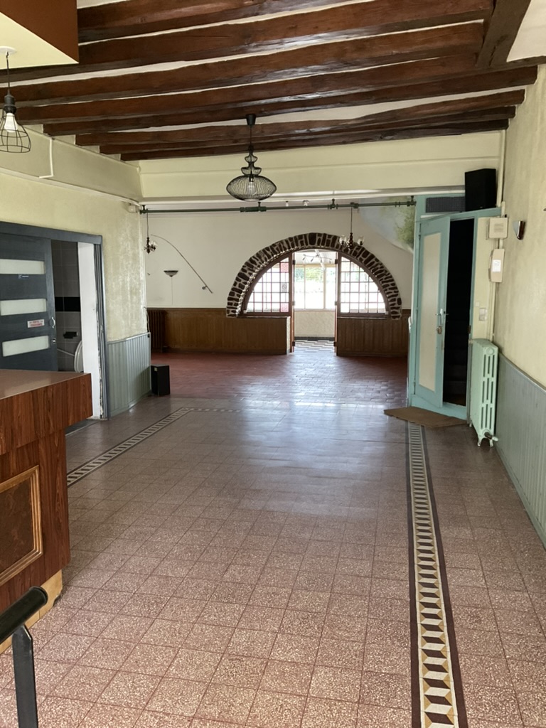 A VENDRE OU A LOUER Hôtel-restaurant en plein coeur d'une commune de 2000 habitants ; vide depuis bientôt 4 ans (environ 330 m2)
Travaux a prévoir
12 CHAMBRE ET 2 grandes salles de restaurant + 1 bar (licence à racheter)
Conviendrait en restauration traditionnelle ou semi gastro le we et une option ouvrier la semaine
Réel potentiel et vrai demande.... 
Prix 233 000€ ou 1390€ à louer