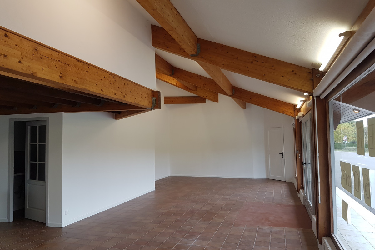 Superbe local indépendant, 65m², confortable lumineux, très bien placé avec un  parking privé qui longe la vitrine (10 m) en façade, jouxtant le  parking communal, situé sur la départementale 133 au 12 route d'Arette  64570 Aramits. 
Un espace fermé par une porte vitrée donne sur deux pièces. D?abord un évier posé sur un plan de travail + un petit chauffe-eau électrique. Ensuite un WC suspendu aux normes handicapé. Le câble de branchement de la fibre en place.
Non soumis au DPE car le mode de chauffage est à déterminer.