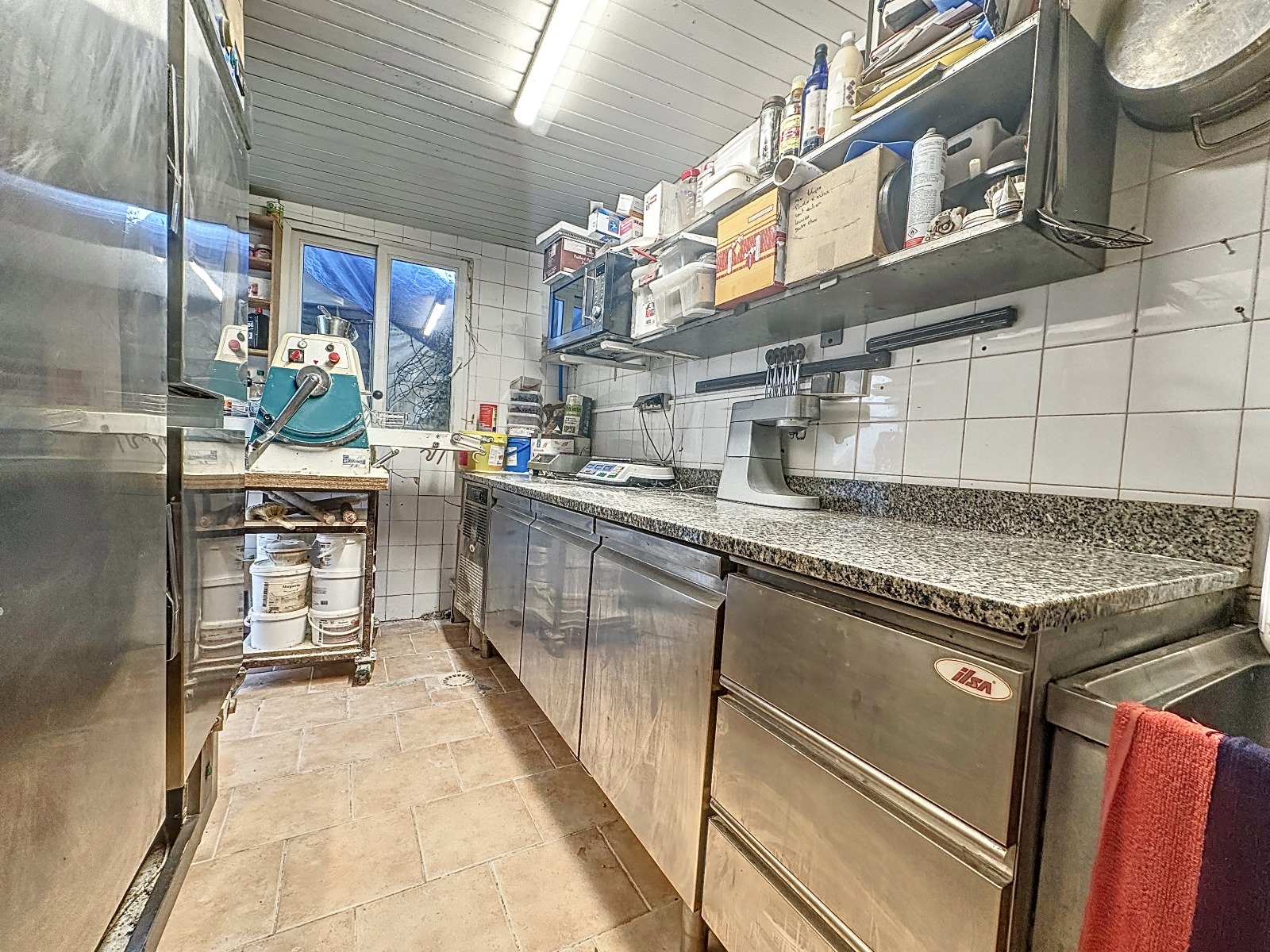 Village proche de Montpellier attend le repreneur de la seule boulangerie patisserie pour que la gérante puisse prendre sa retraite.
Cette affaire est exploitée au sein du village dans une maison avec cour attenante où une terrasse accueille les clients pour déguster les patisseries et autres viennoiseries faites maison. 
Local de vente et atelier 65 m² , stockage et studio à l'étage 
Village trés résidentiel au fort pouvoir d'achat .
Plus de renseignements sur demande