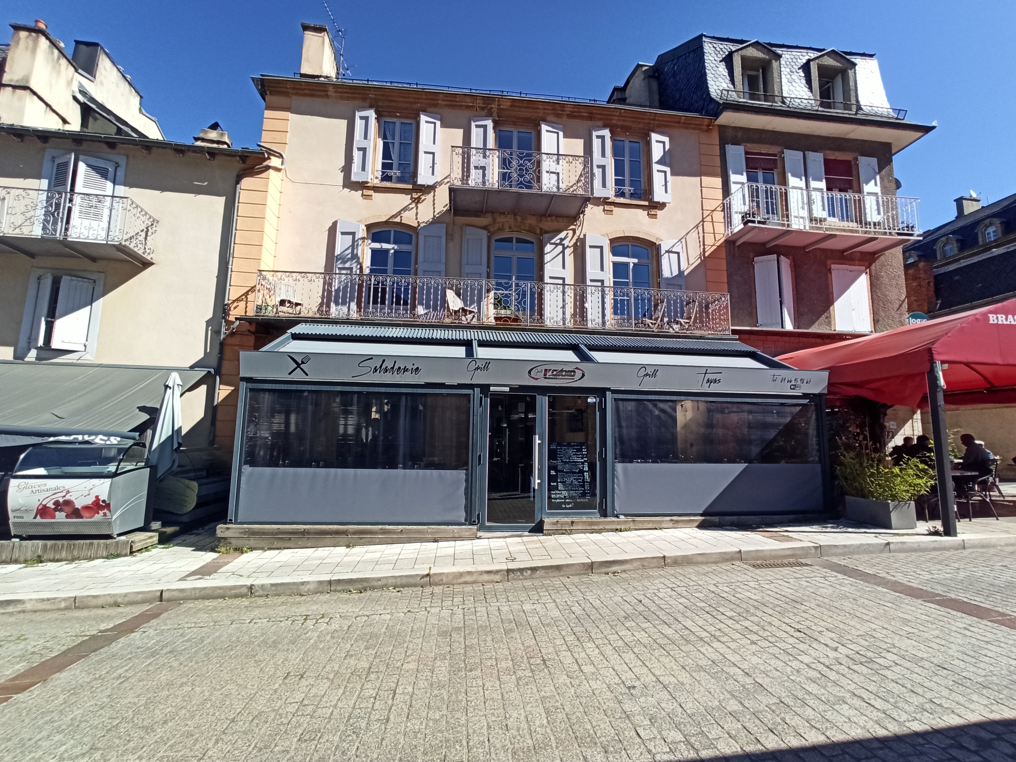 À reprendre, un restaurant traditionnel, créé en 2012, situé à Mende, préfecture de la Lozère. L’établissement bénéficie d’un emplacement stratégique, facilement accessible à pied comme en voiture.
La salle peut accueillir une vingtaine de couverts. Elle est complétée par une terrasse couverte de 34 places et une terrasse extérieure de 58 places, un véritable atout apprécié de la clientèle, principalement composée d’habitués.
La cuisine est entièrement équipée et fonctionnelle. 
Le restaurant est ouvert à l’année, avec un service de restauration le midi et le soir. L’équipe, de 3 à 5 selon la saison, comprend un salarié en CDI.
L’établissement présente des perspectives de développement, notamment grâce à la mise en place de plats à emporter ou à la vente de glaces en journée durant l’été.

Selon les besoins, le cédant pourra accompagner le repreneur lors du démarrage de l’activité.

Bail commercial : 734 € HT / mois
Vente du fonds de commerce : 160 000€