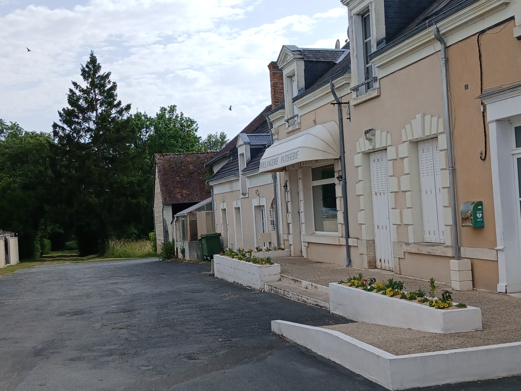 A reprendre fond boulangerie/pâtisserie dans village 690 habitants qui comporte tous les services (pôle médical, pharmacie, épicerie superette, école, agence postale, garage, restaurant, bientôt salon de coiffure, avec plusieurs communes au pourtour sans commerce.
La commune est propriétaire d'une boulangerie et fournil, entièrement équipés, avec dépendance et grand logement.
Idéale pour couple, la commune propose un bail commercial 3/6/9.
Si cela vous intéresse, vous pouvez candidater en envoyant à l'adresse mail de référence, votre lettre de motivation, votre CV et la copie de vos diplômes.