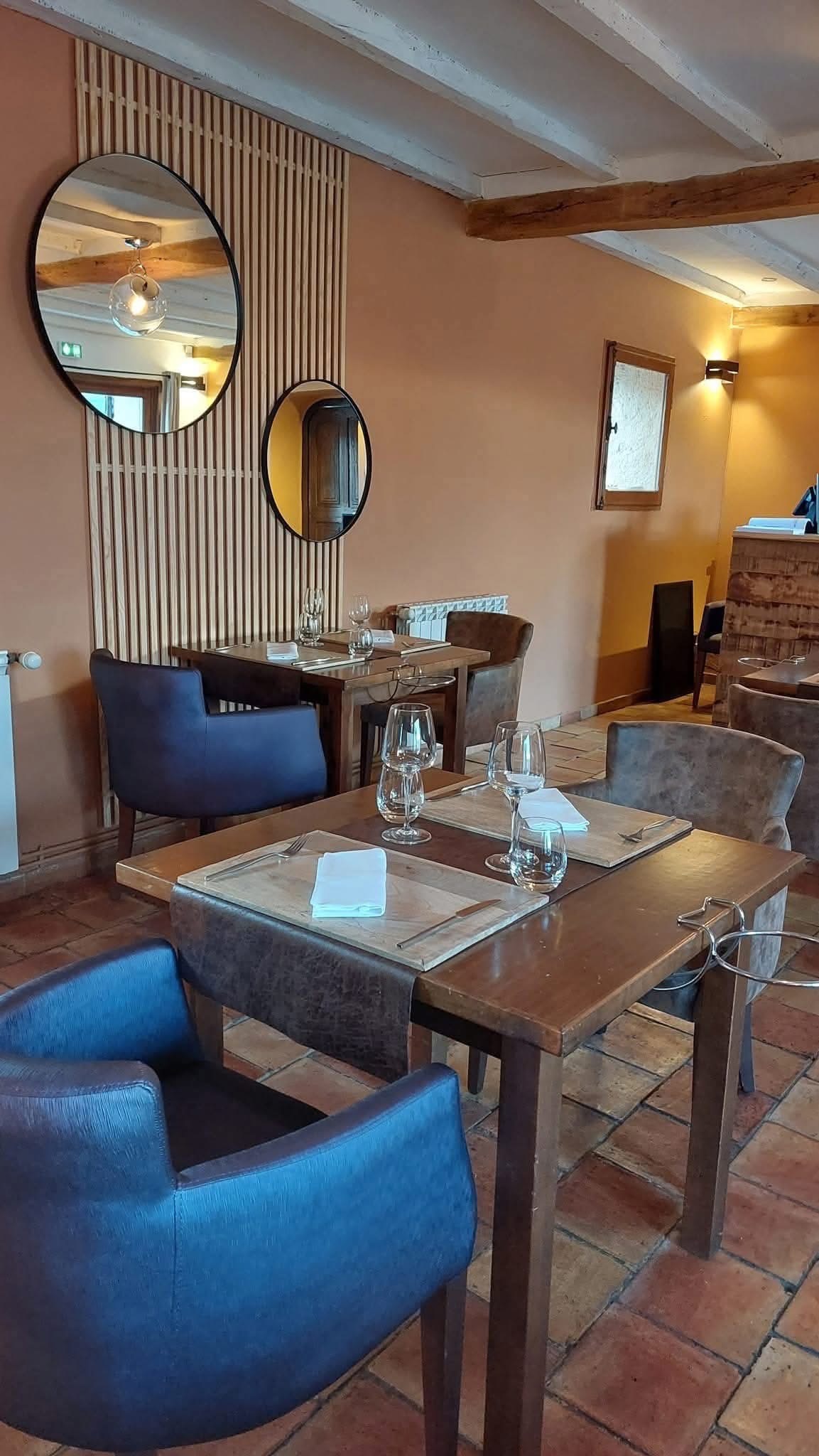 🔥 À VENDRE - Restaurant bistronomique avec gros potentiel événementiel 🔥

📍 Entre Luberon & Monts de Vaucluse | Alt. 1100 m | Vue imprenable | Nature & calme

✨ Cadre exceptionnel pour restauration & événements (mariages, retraites, séminaires)
• Grande parcelle exploitable
• Deux salles + terrasse vue coucher de soleil
• Cuisine pro, équipements solaires, licence III
• Réputation 5⭐ sur TripAdvisor – 4.9 Google
• Exploitation actuelle = 50% du potentiel

📆 Saison : avril > début novembre – CA stable & rentable
📜 Bail mairie 9 ans (2021) – Loyer 1037 €/mois
Pas de logement sur place mais possibilité d'avoir un logement sur la commune à moindre coût 

📍 ZRR = Exonération impôt sur bénéfices pendant 5 ans !

Prix 100 000€
💡 Changement de projet de vie → vente urgente (raisonnée)
🔍 Visites estivales vivement conseillées pour apprécier le lieu & son potentiel.