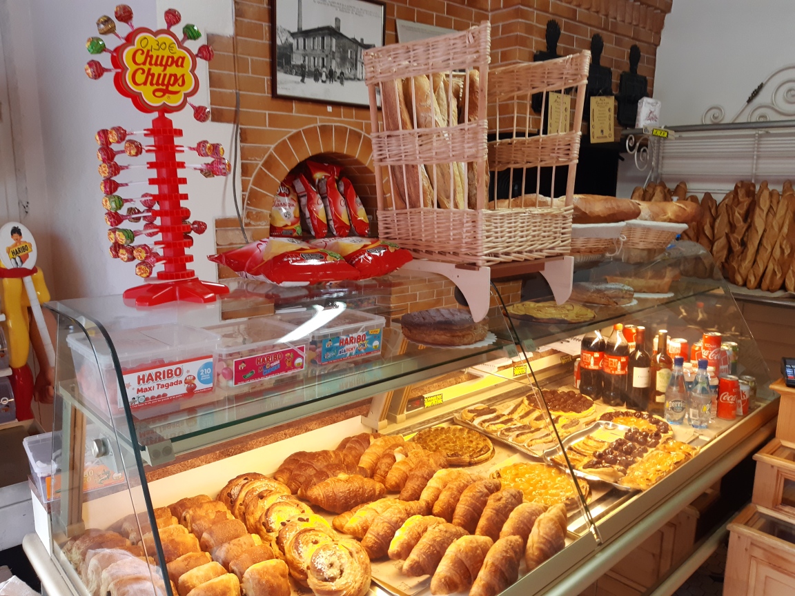 A vendre pour cause de départ en retraite fond de commerce boulangerie artisanale avec licence Tabac. 

L'activité de la boulangerie se fait au magasin mais également en livraison avec des dépôts de pain, des écoles, des maisons de retraite et également chez des particuliers.

Possibilité d'avoir la Française des jeux ou de faire relais colis. 
Possibilité de développer un autre commerce (alimentation ou autre).

Cette boulangerie est située dans un village du Libournais en Gironde à 15min de Saint-Émilion.
Vous pourrez vous épanouir dans un environnement rural plein de charme.

Le logement est spacieux avec un grand garage, un jardin et un fournil indépendant. 

Loyer à définir avec l'acquéreur

Possibilité également d'acheter les murs et le prix de l'ensemble sera à définir.