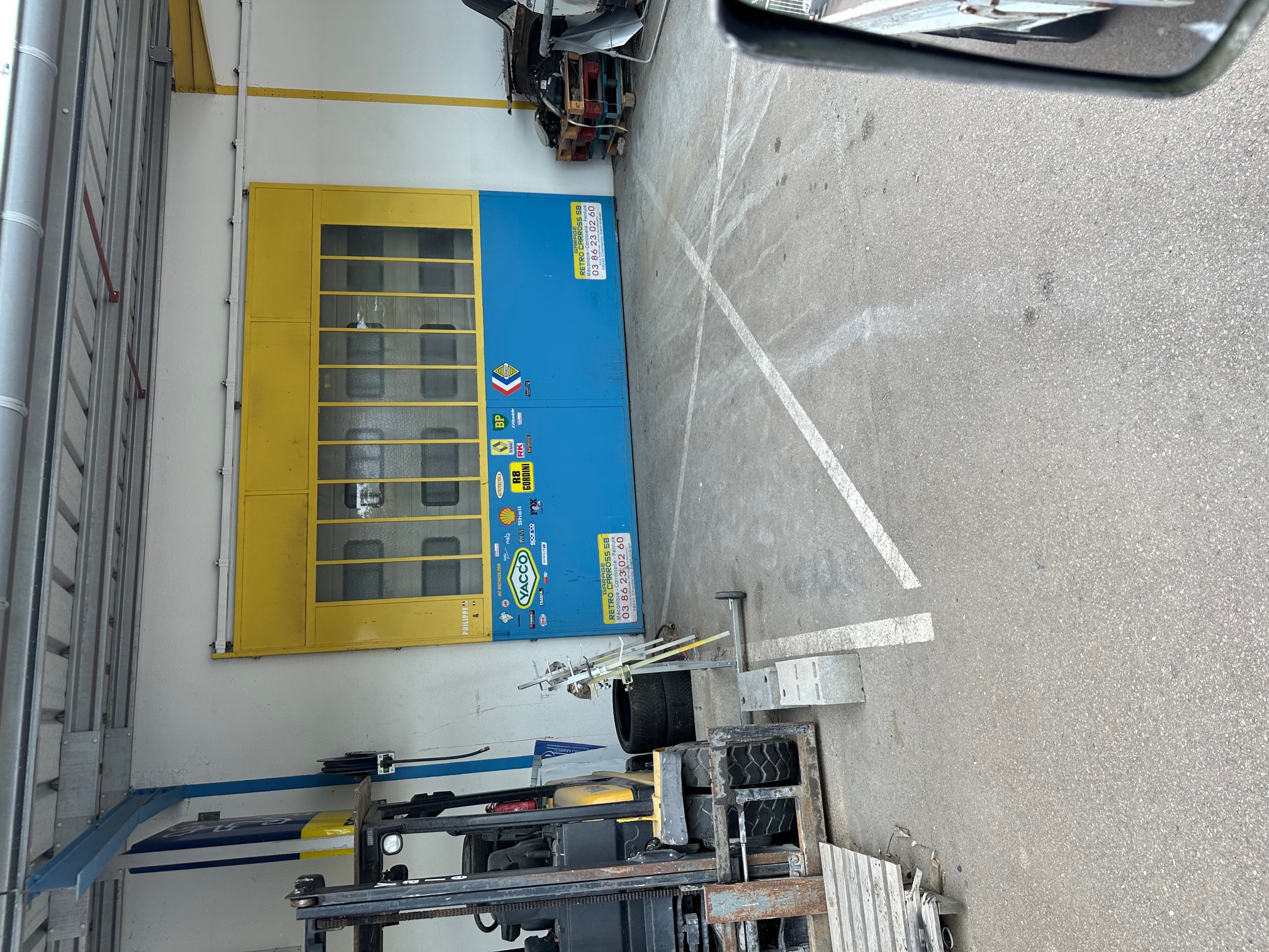 Garage de carrosserie peinture automobile entièrement équipé cabine,laboratoire,
pont 4 colonnes, poste à souder par point,ponceuse etc....
bel emplacement à quelque métres de la célèbre RN7 entre Moulins et Nevers
2h.30 de Paris autoroute de bout en bout.
Gros potentiel de développement ,grand parking goudronné, cameras, portail
électrique, entièrement clos .
1 ER CONTACT PAR MAIL