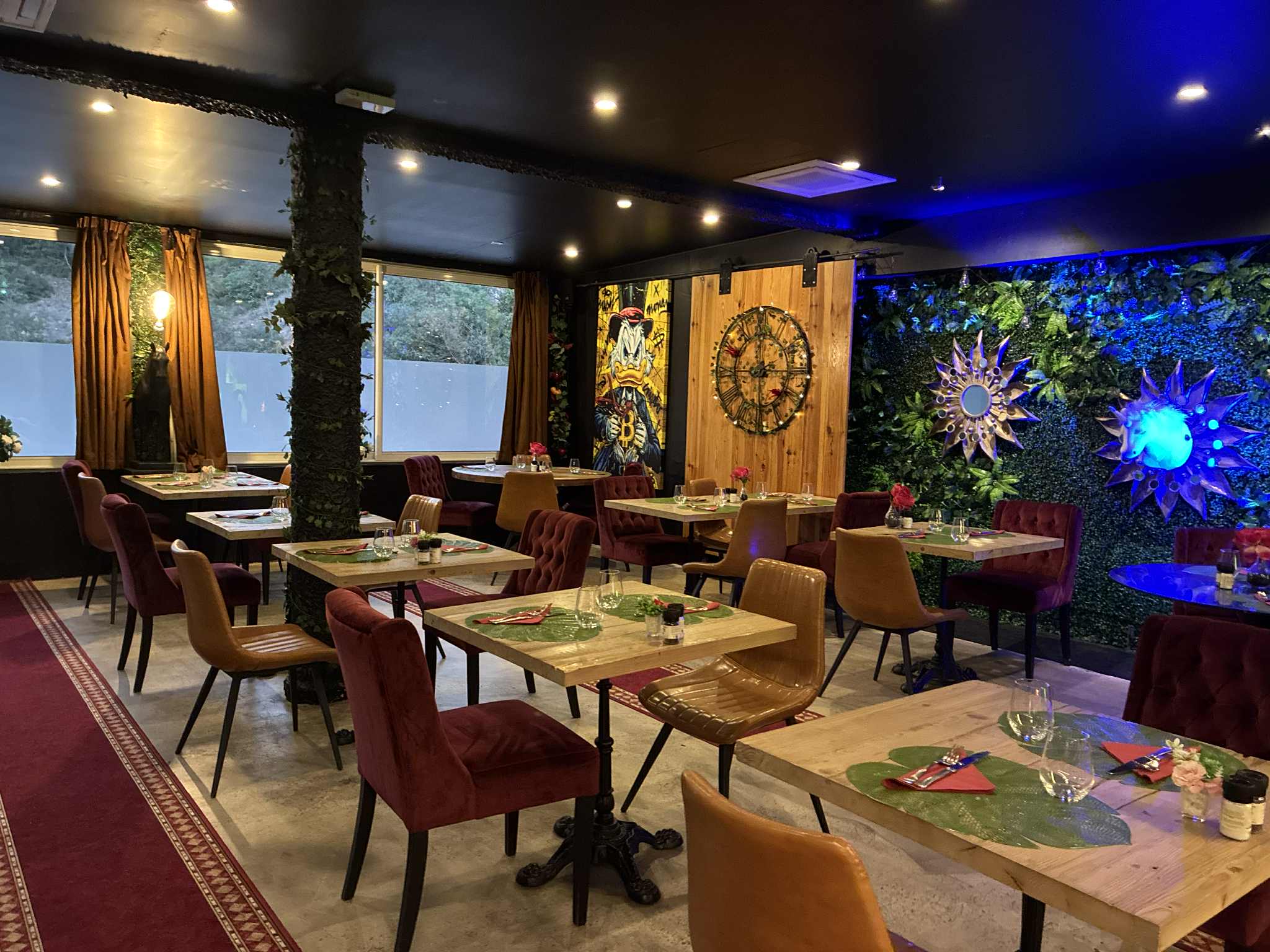 Suite à séparation , vente d'un très beau restaurant de 200m²  situé à l'extérieur de Balaruc le vieux face à la garrigue, disposant d'un très grand parking pouvant recevoir une centaine de voiture.
Le restaurant se compose d'une salle pouvant accueillir une cinquantaine de couverts, d'un coin salon cosy d'une vingtaine de places et d'un bar recevant une quinzaine de personnes.
Idéal pour organisée des soirées musicales , équipé d'une sono en parfait état de fonctionnement
Le mobilier présent est raffiné et la décoration soignée.
La décoration est atypique et a été refaite cet été.
La cuisine a été réaménagée à neuf avec armoire positive et négative, four à vapeur unox, cellule de refroidissement, table réfrigérée 4 portes et une de trois portes, saladette, différentes tables de travail inox, salle de plonge toute équipée avec station de lavage, deux réserves attenantes
Batteries de cuisine, vaisselles, couverts etc tout y est.
L'extérieur se compose d'une première terrasse d'une vingtaine de couverts devant le restaurant et d'une très grande terrasse de l'autre coté du restaurant face à la garrigue , d'une centaine de couverts disposant d'un barbecue et d'un four à pizza
Un local de 19m²à usage de snack( ou tout autre activité)  est attenant au restaurant avec entrée séparée bien sur
Pas de personnel à reprendre et aucun contrat brasseur
Un restaurant avec beaucoup de potentiel qui ne demande qu'à etre exploité
loyer mensuel de l'ensemble( restaurant snack et terrasses)  3000 HT
pas de droit de terrasse à règler