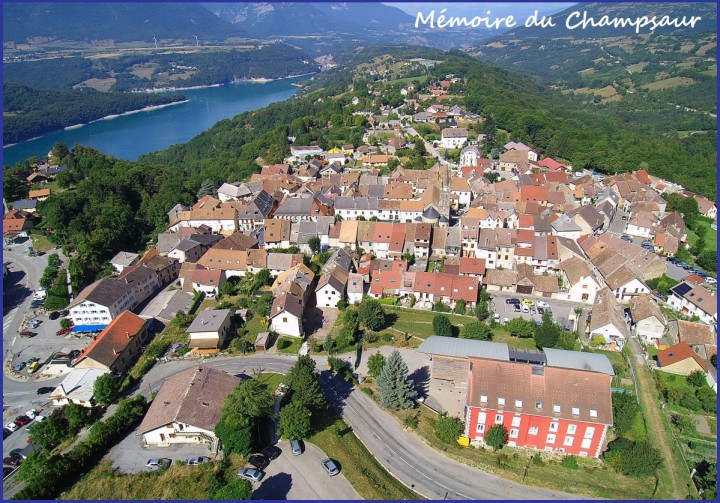 DROIT AU BAIL 3/6/9 À CÉDER. 

Corps, petite ville touristique à proximité du lac du Sautet, au pied des Écrins et tout près du Valgaudemar, sur la route Napoléon, à 45 min de Gap, 1h30 de Grenoble, à céder droit au bail 3/6/9 jusqu'en 2030, toutes activités, avec loyer et taxe foncière modérés.

Local de 48 m2 environ à céder pour cause de retraite avec belle visibilité, équipé d'une cuisine de 14m2, d'un cabinet de toilette avec WC, d'une grande réserve de 30 m2 environ accessible par la rue pour livraisons. Petite terrasse de 6 m2 donnant sur la route Napoléon. Situé en face d'un parking du marché.

Village toutes commodités et tous commerces : école, agence postale, maison médicale, pharmacie, boucherie, épicerie, boulangerie, DAB, etc.

Actuellement exploité en restauration (extraction), possibilité également de reprendre le fonds et/ou le matériel récent.

Nombreuses possibilités.