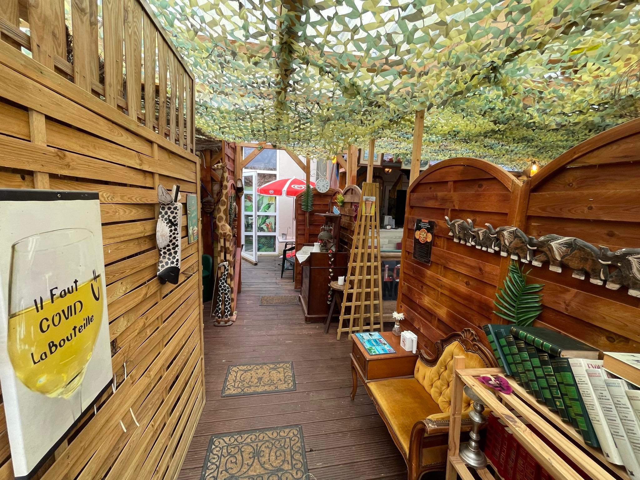 À reprendre à La Collancelle, dans la Nièvre : commerce multiservices café, restaurant, épicerie. Situé à seulement 10 minutes de Corbigny, au cœur du Nivernais-Morvan, ce commerce de proximité bénéficie d’un cadre naturel préservé et d’un emplacement attractif, à proximité du canal et des voûtes de la Collancelle.

L’établissement comprend un espace café-restaurant de 70 m² avec terrasse couverte de 60 m², une épicerie de 18 m², une cuisine professionnelle avec réserves de 30 m² ainsi que des sanitaires PMR. 
Il s’agit d’un outil de travail opérationnel, adapté à une activité multiservices en milieu rural.

La reprise s’effectue sous forme de location-gérance. 
Le fonds de commerce est proposé à 30 000 €. 
Le loyer mensuel est fixé à 592 € en basse saison et 692 € en haute saison, incluant l’usage des locaux commerciaux ainsi que de la licence IV, propriété de la mairie. Un logement au-dessus du commerce est également proposé, sans caractère obligatoire. 

Cette opportunité s’adresse idéalement à un professionnel de la restauration ou à un couple souhaitant s’investir dans la vie locale, avec des compétences en cuisine et en gestion, le goût du contact et du service, et l’envie de développer une activité essentielle à la vie du village. Le permis d’exploitation et la formation hygiène alimentaire sont requis.

Accompagnement proposé
La Chambre de Commerce et d'Industrie (CCI) de la Nièvre offre un soutien pour :
- La formalisation du projet
- L'élaboration du business plan et du prévisionnel
- Le montage de l'ingénierie financière et la recherche de financements

Pour plus d'informations ou pour manifester votre intérêt, veuillez consulter l'annonce complète sur Transentreprise : https://www.transentreprise.com/offres/fiche/BFC259777H/commerce-multiservices-cafe-restaurant-epicerie/bourgogne-franche-comte/nievre/nivernais-morvan