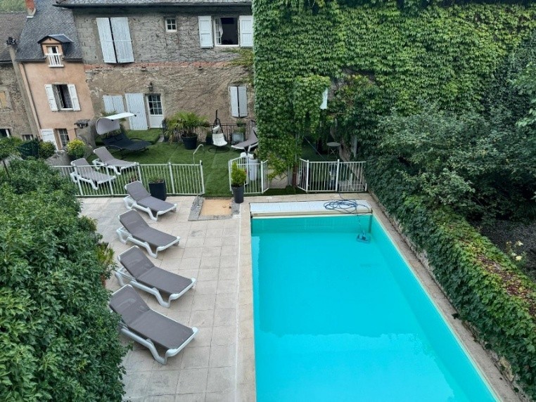 À vendre un hôtel**– restaurant saisonnier, ouvert de mai à octobre. 
L’établissement se situe en Lozère, au centre d’un village touristique de plus de 800 habitants. Il bénéficie d’un emplacement central et d’une excellente visibilité grâce à sa grande baie vitrée.
L’ensemble immobilier est composé de trois bâtiments distincts. 
Le restaurant, titulaire d’une licence IV, dispose d’une salle d’environ 35 couverts, ainsi qu’une terrasse pouvant accueillir 45 personnes. La cuisine professionnelle est équipée et fonctionnelle. La carte actuelle propose une offre : salades, pizzas, burgers, pâtes, etc.
Côté hébergement, l’hôtel classé 2 étoiles (2025) dispose de 17 chambres confortables, toutes équipées de salles d’eau privatives, pour une capacité totale de 45 personnes. Deux chambres supplémentaires sont prévues pour le personnel saisonnier. L’ensemble comprend également un logement de fonction, idéal pour les exploitants souhaitant vivre sur place.
La clientèle est variée et fidèle : nationale et internationale, composée de familles, groupes d’amis, retraités et sportifs...
L’établissement fonctionne uniquement avec du personnel saisonnier. Aucun CDI n’est en cours, et il n’y a donc aucun salarié à reprendre.
Cette affaire est idéale pour deux personnes dynamiques disposant d’une expérience en hôtellerie-restauration.

Vente des murs :  730 000€ ou location : 3 200 € / mois TTC
Vente du fonds de commerce : 420 000 € 
Référence de l'annonce : L0500