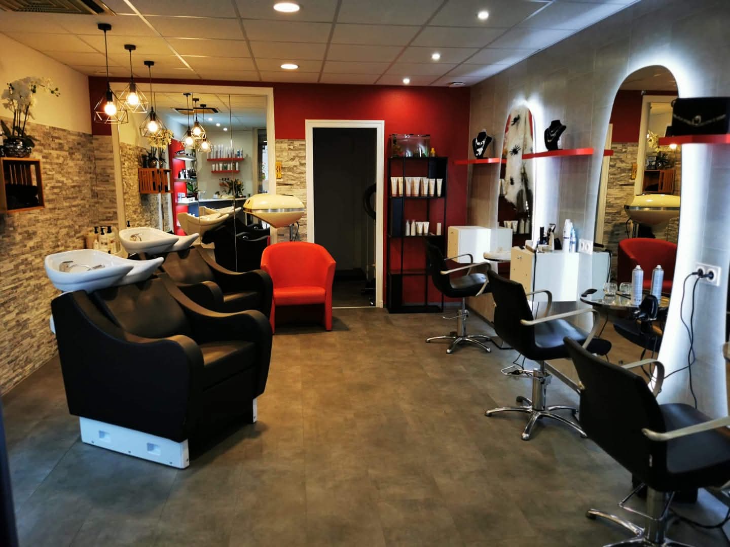 Salon de coiffure mixte situé en Bourgogne, clientèles de la Côte d'or et de l'Yonne 
dans une commune de plus de 650 habitants possédant de nombreux commences et services et à proximité du Parc National de Forêts. 
Vente du fonds de commerce et des murs en un seul lot : 65000 € (frais de notaire et annexes à charges de l'acheteur) Travaux de remise à neuf en 2019, isolation, toiture, climatisation de 2024, cours extérieur réalisée en 2025.
3 postes de coiffage, 2 de lavages réglable et massant (matériel d'octobre 2019)
salon comprenant une cuisine avec lave linge et sèche linge, un WC, un placard vestiaire et cours extérieure aménagée pour la détente des clients.
Le mobilier est compris dans le prix (comptoir et mobilier, réfrigérateur, aspirateur)
Ventes d'articles, produits de coiffage, bijoux, maroquinerie, vêtement apporte un complément de non négligeable.
Clientèles fidèles,