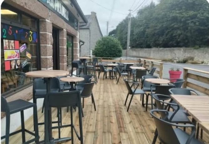 Vends bar pmu fdj épicerie murs et fonds sur la commune de Bégard .
Au rez de chaussée pour une surface de 230 mètres carrés environ avec stockage et garage.
Possibilité de développement.
A l'étage un appartement de 80 mètre carré environ.
Deux terrasses .
Grand parking .