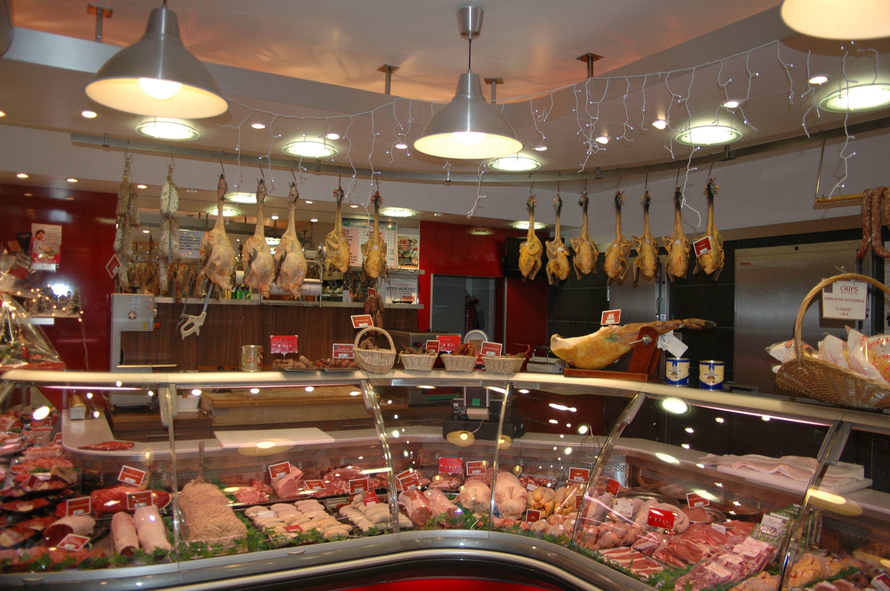 Pour raisons de santé Pas de Porte Boucherie-Charcuterie-Traiteur à vendre à Salies du Salat, enseigne bien connue, magasin et matériel en très bon état. Magasin refait entièrement en 2009. 1 labo boucherie avec 3 chambres froides, 1 labo Charcuterie et 1 labo traiteur avec 1 chambre froide. Vestiaires + Congélateur à l'étage. 300 m². Loyer 1500€. Possibilité d'acheter les murs.