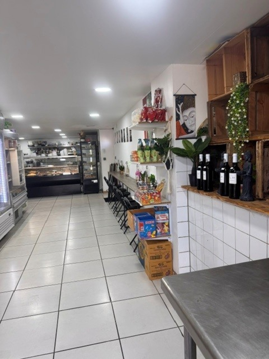 À céder, fonds de commerce de restauration à emporter et traiteur spécialisé dans la cuisine thaïe, situé dans une station balnéaire du littoral audois.

 

Grâce à son positionnement différenciant et la qualité de sa cuisine, l’établissement bénéficie d’une excellente réputation et d’une clientèle locale fidélisée. Il profite également d’un potentiel de clientèle saisonnière important grâce à la forte attractivité touristique du secteur, particulièrement en période estivale.

L’offre est diversifiée avec restauration sur place et à emporter, activité traiteur, épicerie thaï/asiatique et vente de vins. L’établissement dispose de 38 places assises, en intérieur et extérieur.

Le local de 42m², entièrement rénové en 2022 et climatisé, comprend une cuisine professionnelle équipée, un espace épicerie/cave, une réserve et une petite cour privative. Le matériel est récent et en parfait état de fonctionnement. Un nouveau bail commercial sera établi à la reprise, avec un loyer de 1 450€ par mois.

L’activité est exploitée à l’année et présente encore des possibilités de développement, notamment par le développement de la restauration sur place.

 

Chiffre d’affaires 2025 : 116 500€ - EBE 2025 : 28 000€

Prix de cession du fonds de commerce : 150 000€

 

Une belle opportunité pour un couple ou un duo de repreneurs souhaitant s’investir dans une activité de restauration à taille humaine, bénéficiant d’un positionnement différenciant et d’un réel potentiel de développement.

Annonce gérée par la Chambre de Commerce et d'Industrie de l'Aude.