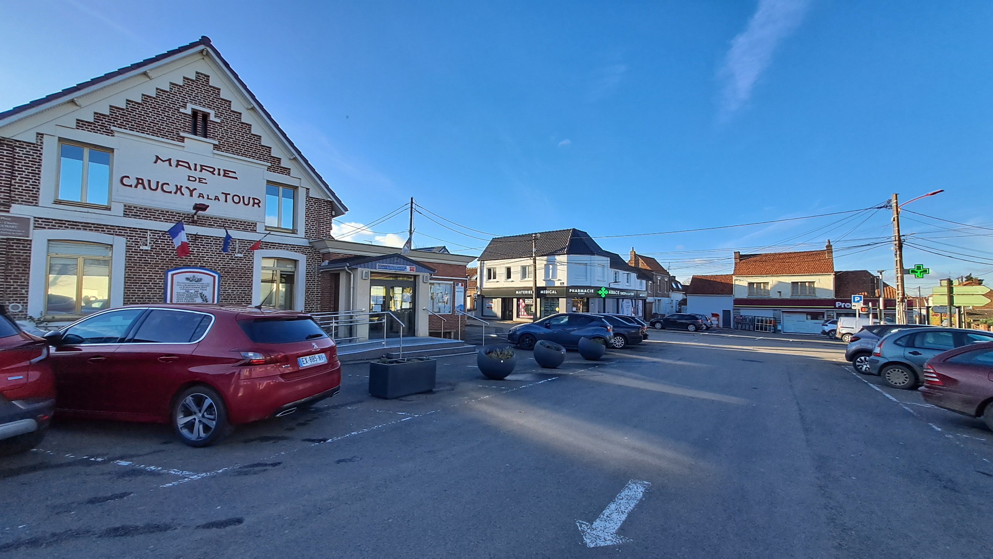 Rejoignez Cauchy-à-la-Tour : un cadre de vie idéal pour un médecin généraliste en libéral !

La commune de Cauchy-à-la-Tour (62260), un village dynamique de 2700 habitants, recherche un médecin généraliste pour s'installer en libéral. Suite au départ à la retraite du médecin local, qui a accompagné les habitants pendant plus de 40 ans, cette belle opportunité est à saisir !
Un cadre de vie serein et familial

Cauchy-à-la-Tour est l'endroit rêvé pour ceux qui recherchent un équilibre entre tranquillité, nature et accessibilité aux grandes villes. Vous serez :

    À 3 minutes d’Auchel,
    À 9 minutes de la polyclinique de Divion,
    À 25 minutes Lens, Béthune et Arras,
    À 50 minutes du CHRU de Lille.

L’accès rapide à l’autoroute A26 (10 minutes) vous permet de rester bien connecté tout en profitant d’un cadre de vie paisible. C'est le compromis parfait entre vie rurale et proximité des grandes agglomérations.
Un environnement riche en activités et en culture

Cauchy-à-la-Tour offre une vie locale dynamique et agréable, avec :

    Des écoles maternelle et primaire, garderie et restaurant scolaire pour vos enfants,
    Des commerces de proximité : épicerie, restaurants, station-essence,
    De nombreuses associations sportives et culturelles pour tous les âges,
    Un espace de vie sociale, une bibliothèque, et des piscines à proximité.

De plus, pour les passionnés d’histoire et de culture, vous pourrez découvrir le Musée du Louvre Lens et d’autres sites historiques intéressants, parfaits pour des sorties en famille. Et pour les plus aventuriers, la proximité de Disneyland Paris, accessible par train depuis Arras, offre un avantage indéniable pour de belles escapades.
Un esprit de communauté fort

Cauchy-à-la-Tour se distingue par son esprit de communauté chaleureux et accueillant. Des événements locaux sont fréquemment organisés, et des groupes de soutien aux parents permettent de tisser des liens sociaux précieux. Il s’agit d’un environnement idéal pour créer des relations durables et renforcer votre réseau local.
Des locaux modernes et adaptés

Les locaux disponibles pour votre installation sont neufs, spacieux et bien pensés pour vous offrir un environnement de travail agréable. En plein cœur du village, vous disposerez de :

    Deux cabinets médicaux,
    Une salle d’attente confortable et accueillante.

Ces locaux sont attenants à une pharmacie dynamique et proches d’un cabinet de six infirmiers, créant ainsi un véritable réseau de soins.
Conditions attractives pour votre installation

Afin de faciliter votre projet, nous vous proposons des conditions avantageuses :

    Loyers des cabinets offerts pendant la période d'installation,
    Charges et aide au logement possible,
    Et si besoin, aide pour trouver un logement dans les environs pour vous et votre famille.

Une demande de soins croissante et une belle qualité de vie

Le secteur de Cauchy-à-la-Tour présente une forte demande de soins médicaux, ce qui offre un grand potentiel de développement pour votre activité. Vous serez accompagné dans votre installation, dans un environnement qui privilégie le bien-être et l’épanouissement de ses habitants. Si vous êtes passionné par la nature, les grands espaces et que vous recherchez un endroit paisible pour travailler tout en étant proche de la nature, Cauchy-à-la-Tour est le lieu idéal pour vous et votre famille.
Nous vous attendons !

Si cette opportunité vous intéresse et que vous souhaitez en savoir plus, n’hésitez pas à nous contacter. Nous serons heureux de répondre à vos questions et de vous accompagner dans cette belle aventure.

Mairie de Cauchy-à-la-Tour
Tél. : 03.21.27.07.43
Email : dgs@villedecauchyalatour.fr