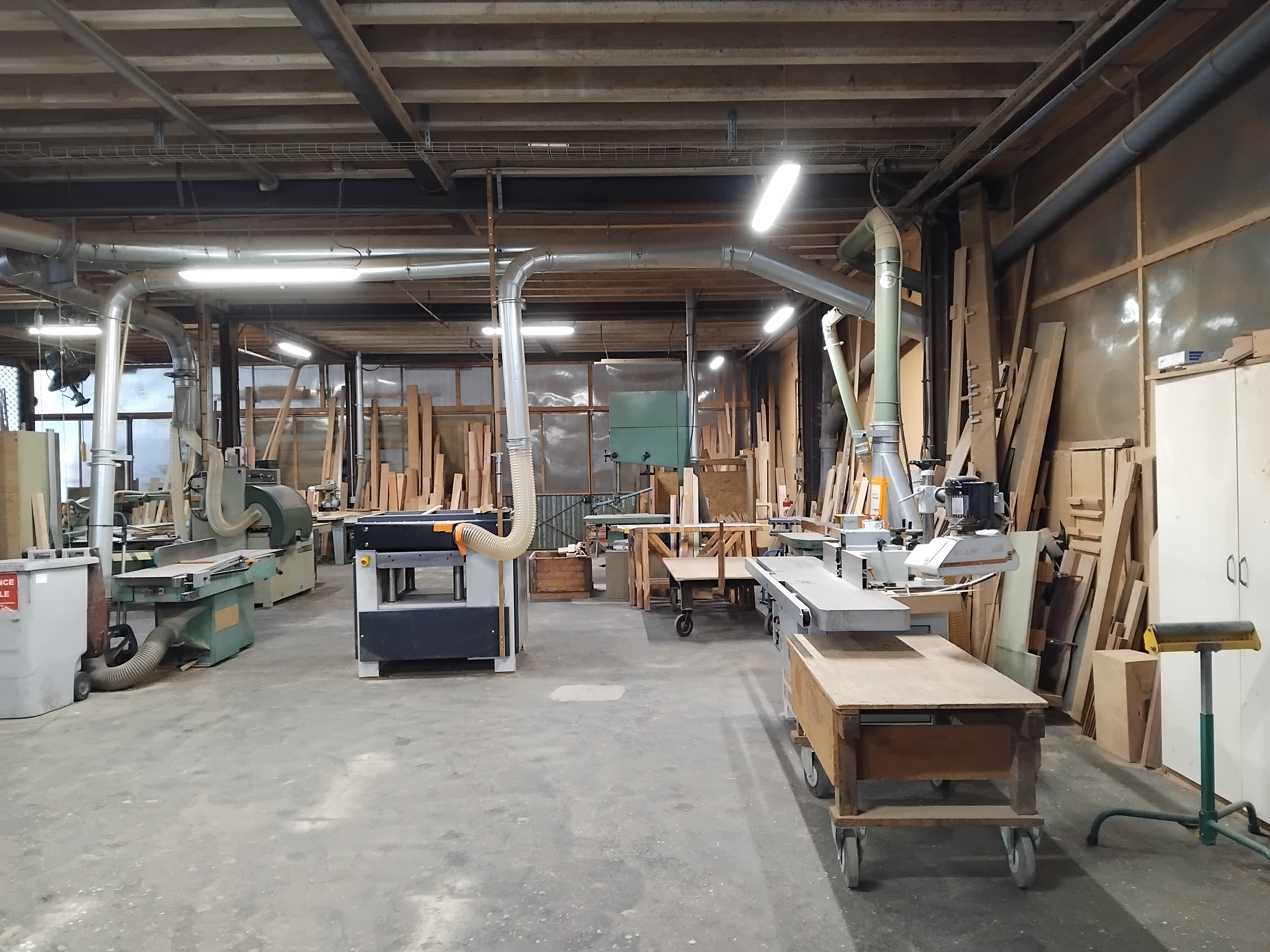 Devenez chef d’entreprise dans un secteur dynamique et porteur !
Située au cœur du pôle industriel de Boussac, à proximité de l’agglomération de Montluçon, cette menuiserie artisanale, ancrée dans son territoire depuis de nombreuses années, est à reprendre en vu du départ en retraite de son gérant actuel. Bénéficiez d’une activité florissante avec une clientèle fidèle et locale, dans un environnement professionnel agréable et bien équipé.

Atouts majeurs :
✅ Notoriété et compétences techniques reconnues
✅ Chiffre d’affaires solide et stable (965 500 € en 2025 pour 6 salariés)
✅ Clientèle fidèle et locale, dans un rayon de 25 km
✅ Possibilité d’accompagnement par le cédant et de garder l’équipe en place

Activité :
🔨 Pose de menuiseries intérieures et extérieures (bois, alu, PVC) : portes de garage, clôtures, volets, placards

👥 Fournisseurs locaux et nationaux, clientèle dans un rayon de 25 km
Local et équipements :
📍 Superficie totale de 1 650 m² : atelier de fabrication de 250 m², bureaux, espace accueil clientèle, stockage de 690 m² et 650 m² au-dessus
🔧 Matériel complet : tenonneuse, toupies, mortaisseuse à chaîne, dégauchisseuse, roboteuse, scie à format, corroyeuse, chariot élévateur, etc.
🚗 Véhicules inclus : 3 camions boxer, 1 manitou, 1 voiture utilitaire et 1 remorque

📈 Fabrication sur mesure selon les demandes clients
💼 Chiffre d’affaires 2025 : 965 500 €

Informations pratiques :
💰 Prix de vente du fonds : 400 000 € hors trésorerie (matériel et véhicules compris)
🔄 Possibilité de louer ou d’acheter les murs
Contact :
Monsieur et Madame CHAGNON
4, Impasse des Trônes – 23600 BOUSSAC
📞 05 55 65 16 00
📧 entreprise.chagnon@orange.fr

Pour plus d’informations :
Syndicat et Creuse : 05 55 82 79 17 – s.ledieu@estcreuse.fr

Reprenez une entreprise clé en main et lancez-vous dans une aventure entrepreneuriale prometteuse !