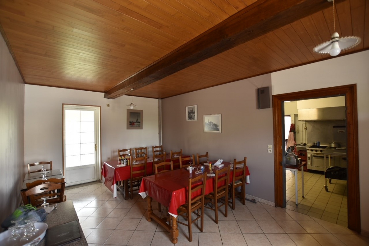 SUR AXE ROUTIER TRÈS FRÉQUENT (Nationale 929) ET A PROXIMITE DE L' AUTOROUTE A28 ET A29. Bar et Restaurant routier de cuisine traditionnelle en activité. Il offre 3 salles et une véranda pour une capacité totale de 90 couverts. 
Cuisine entièrement équipée, matériel en parfait état et 2 réserves. Parking pouvant accueillir entre 28 et 35 poids lourds. 
Pour les routiers, salle d'eau équipée avec WC, lavabos et douche. 
Au dessus de l'établissement, un palier desservant 3 chambres, salle de bains et WC ainsi qu'un Grenier. 
A l'arrière, terrain d'environ 1928m² avec dépendances (rangements, garages, grenier). 
Accompagnement du repreneur par le cédant. Prix incluant les murs et fonds de commerce.