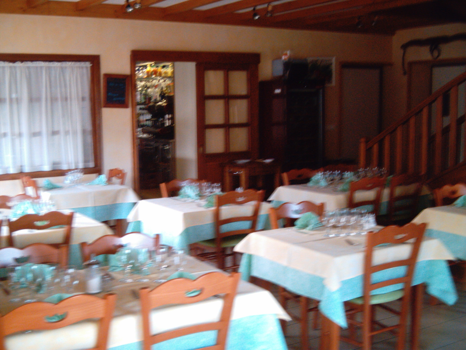 Au cœur d'un village, situé à 15 mn de BOURGOIN-JALLIEU, 10 mn de LA TOUR DU PIN dans un cadre champêtre, joli restaurant.
C'est établissement en parfait état d'une surface commercial de 160 M² au sol, avec un appartement de fonction à l'étage de 51 M², est en parfait état, peut accueillir environ 70 personnes dans la salle, une terrasse couverte d'environ 40 M² en extérieur. La cuisine est très bien équipée (Piano gaz, chambres réfrigérée, chauffe assiettes, etc......)
Un bar séparer, et une pièce à usage d'épicerie.
https://www.safti.fr/annonces/achat/fonds_de_commerce/bourgoin-jallieu-38300/1442776