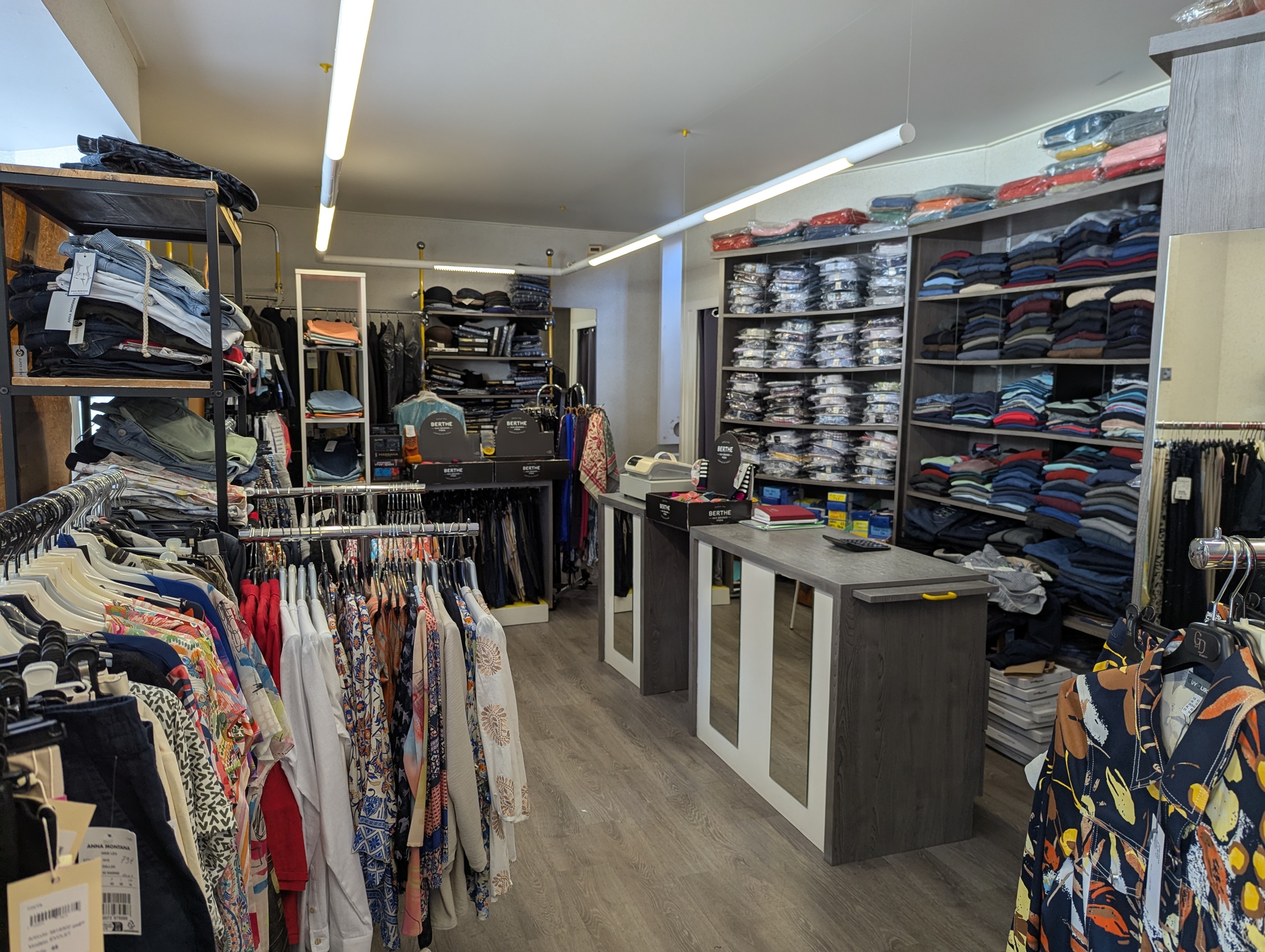 Commerce d’habillement multimarques (homme/femme) avec tournée itinérante,
Étang-sur-Arroux (71) en Morvan
𝗨𝗻𝗲 𝗲𝗻𝘁𝗿𝗲𝗽𝗿𝗶𝘀𝗲 𝗿𝗲𝗻𝘁𝗮𝗯𝗹𝗲 𝗲𝘁 𝗯𝗶𝗲𝗻 𝗶𝗺𝗽𝗹𝗮𝗻𝘁𝗲́𝗲 :
•	70 ans d’existence, clientèle fidèle et régulière
•	Chiffre d’affaires stable : 270.000 € HT/an
•	Vente en magasin (55%) + tournée (45%) dans 2 départements
•	Produits de qualité (Armor Lux, Molinel, Le Laboureur, etc.)
•	Positionnement sur les vêtements professionnels et les grandes tailles
𝗨𝗻 𝗺𝗼𝗱𝗲 𝗱𝗲 𝘃𝗶𝗲 𝗮𝘁𝘁𝗿𝗮𝗰𝘁𝗶𝗳 :
•	Village dynamique, tourisme et nature (Parc du Morvan, Autun) ; activité à taille humaine
•	Potentiel de développement : digital, prospection, tournées EHPAD…

Un Local - Surface de vente : 40m² (avec vitrine 5ml), réserve à l’étage de 43m², 2 cabines d’essayage ; Accessible PMR ok, Loyer mensuel : 600 € HT, (avec une préférence pour la vente des murs)
•	Camion-magasin 3T5 (6 ans, en très bon état), permettant une activité autonome sur les tournées.
Affaire à céder pour retraite, accompagnement proposé, montant souhaité : 50 000 €