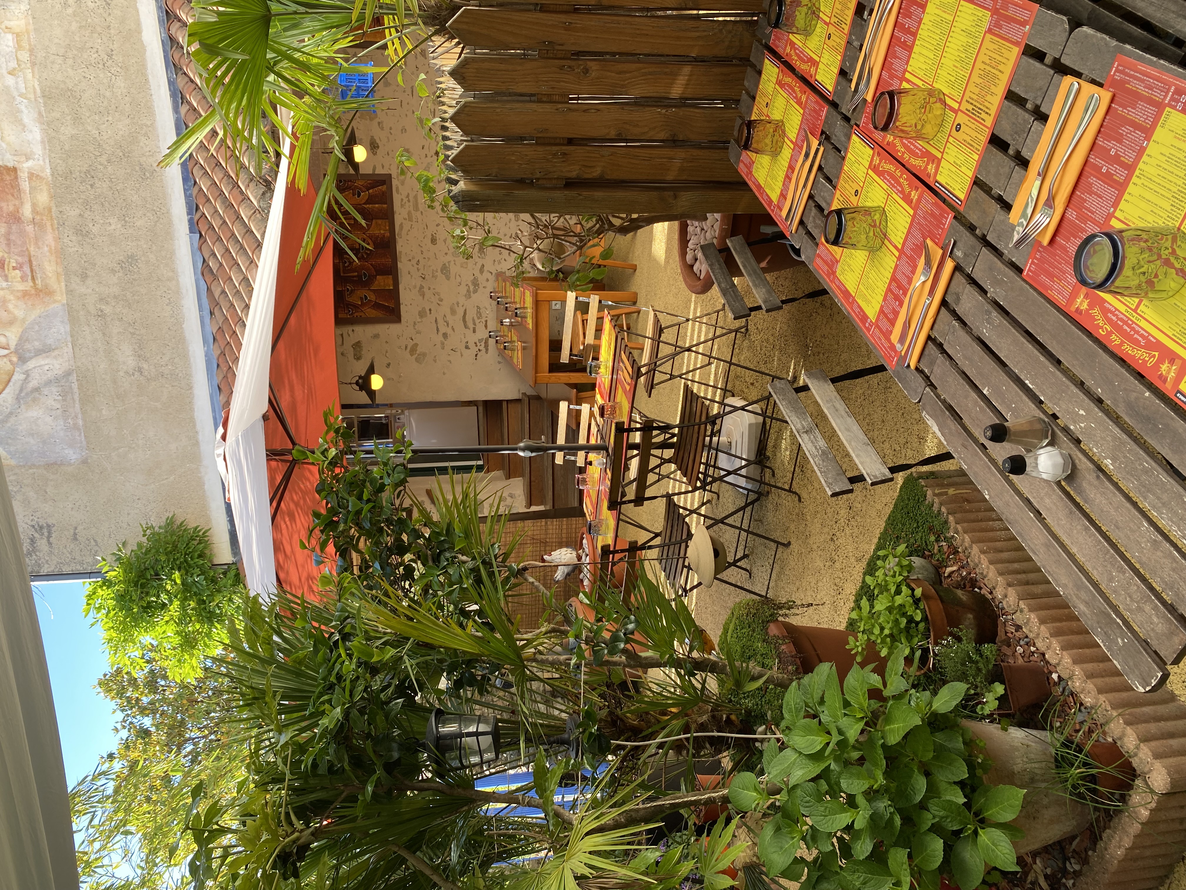 Vends fond de commerce  (Crêperie, pizzeria )située dans petit village, a 15 minutes du Puy-du-Fou et 1 heure de la mer ..village avec toutes commodités et tout commerce …établissement avec deux salles intérieur dont un étage, un Patios ,   jardin et terrasse… idéal pour première affaire ou couple avec un salarié.. possibilité également d’acquérir les murs de la partie commerciale et les murs de la maison attenante  au commerce (maison, 70 m² : deux chambres, salon, cuisine, deux WC, une salle de bain  …commerce, 104 m² …) affaire achetée en 2010 en progression tous les ans et chiffre d’affaires depuis 2019 stable à part bien sûr 2020 /2021 année Covid..:(