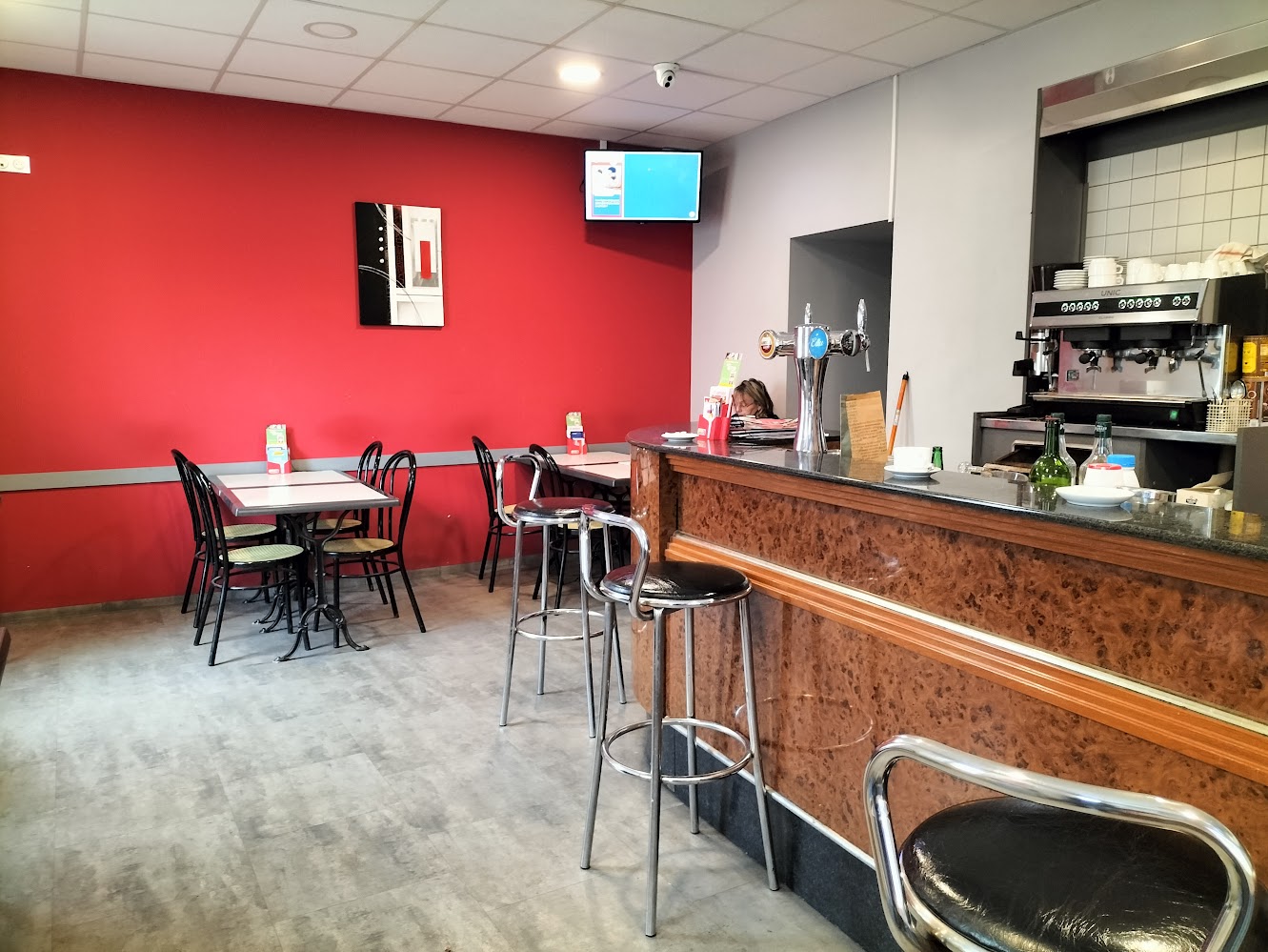 Description : Commune située à 8 km de Roanne, Pouilly les Nonains a bénéficié d'un bel essor démographique au cours des dernières décennies et compte aujourd'hui plus de 2 100 habitants. Doté de tous les commerces et services de proximité du quotidien (supérette, boulangerie, école, crèche, salons de coiffure...), Pouilly se distingue aussi par des équipements sportifs (salle multisports intercommunale, stade de foot, terrains de tennis et de boules), une déchèterie et plusieurs entreprises.

Activité : Bar-tabac-presse-FDJ.

Locaux : Locaux commerciaux comprenant une salle de café et magasin, une petite salle, une cuisine, des sanitaires et une cave. Â Locaux situés au 1er étage (accès escaliers): projet de transfert du commerce dans de nouveaux locaux plus fonctionnels et plus accessibles.

Prix : Fonds avec licences tabac et débit de boissons: 70 000€
Loyer à discuter.

Aides financières : Accompagnement personnalisé des porteurs de projets par les services de Roannais Agglomération. Possibilité d'accompagnement du conjoint. Aides à l'investissement (30 %) Région et Roannais Agglomération. Prêts d'honneur et garantie de prêts en lien avec Initiative Loire et Loire Active.