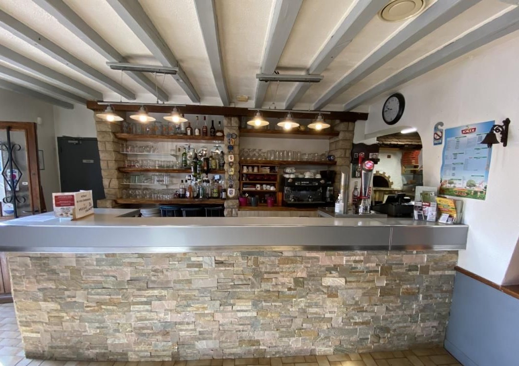 A vendre fond de commerce et murs situé sur la route du lac du der, cet etablissement se compose de plusieurs activités professionnelles a fort potentiel.
ideal pour un couple d'exploitants, une reprise familiale ou un investisseur .
-au rdc- partie commerciale : un bar avec places assises , un espace snack /kebab tout equipé , et un espace pizzeria (four a bois) et frigo .
une salle de restaurant ainsi qu'une terrasse estivale.
une cuisine professionnelle avec chambre froide.
une salle de reception et dansante pour 130 personnes avec bar , wc ,cabine dj.
une petite salle attenante a l'hotel pouvant recevoir 40 personnes ou la transformer en local depot vente ( vente fruits et legumes...etc )
-un appartement de 4 pieces ( salle de bain , chambre , salon, bureau )
-partie hotel : le 1er etage se compose de 9 chambres ainsi qu'une piece lingerie