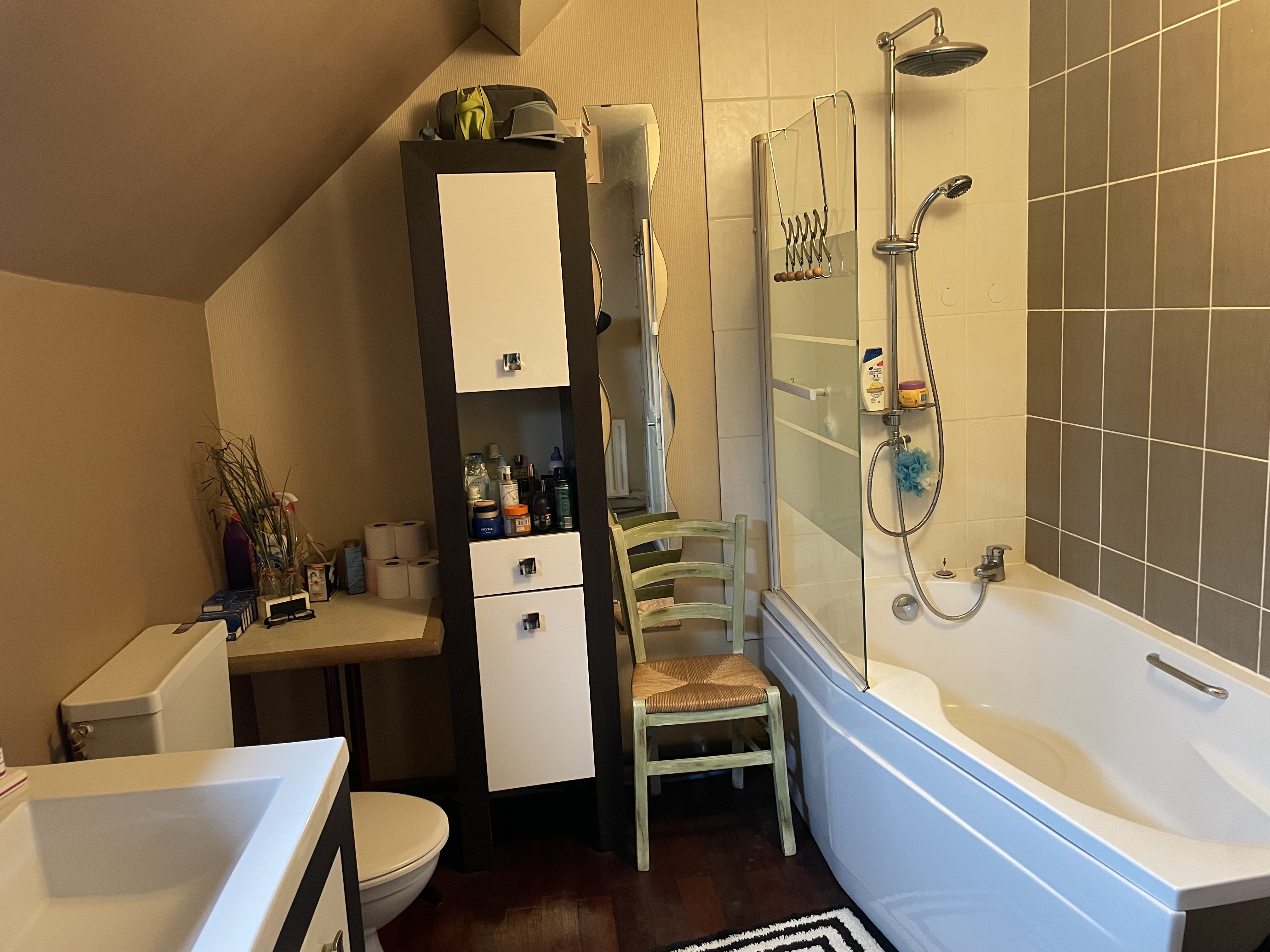 Vends fonds de commerce + mur Bar Tabac FDJ petite restauration + Appartement
Affaire dans le village thermal de St Honoré Les Bains dans la Nièvre, situé sans concurrence directe dans un rayon de 15 kms.
Clientèle locale et saisonnière. Cadre de vie paisible à 50 kms du lac des Settons.

 Le commerce : 97 m2 avec salle de restaurant, salle bar, salle jeux, réserve, cuisine, terrasse situé plein sud  50 places assises. Stationnement facile.
Affaire à développer. Le repreneur pourra proposer et renforcer la diversification.

L'appartement : 98 m2 se situant a l'étage. Salon de 36 m2 - 3 chambres 12,81m2, 11,87 m2, 11 m2. Salle de bain de 8,14 m2,  buanderie. Cuisine