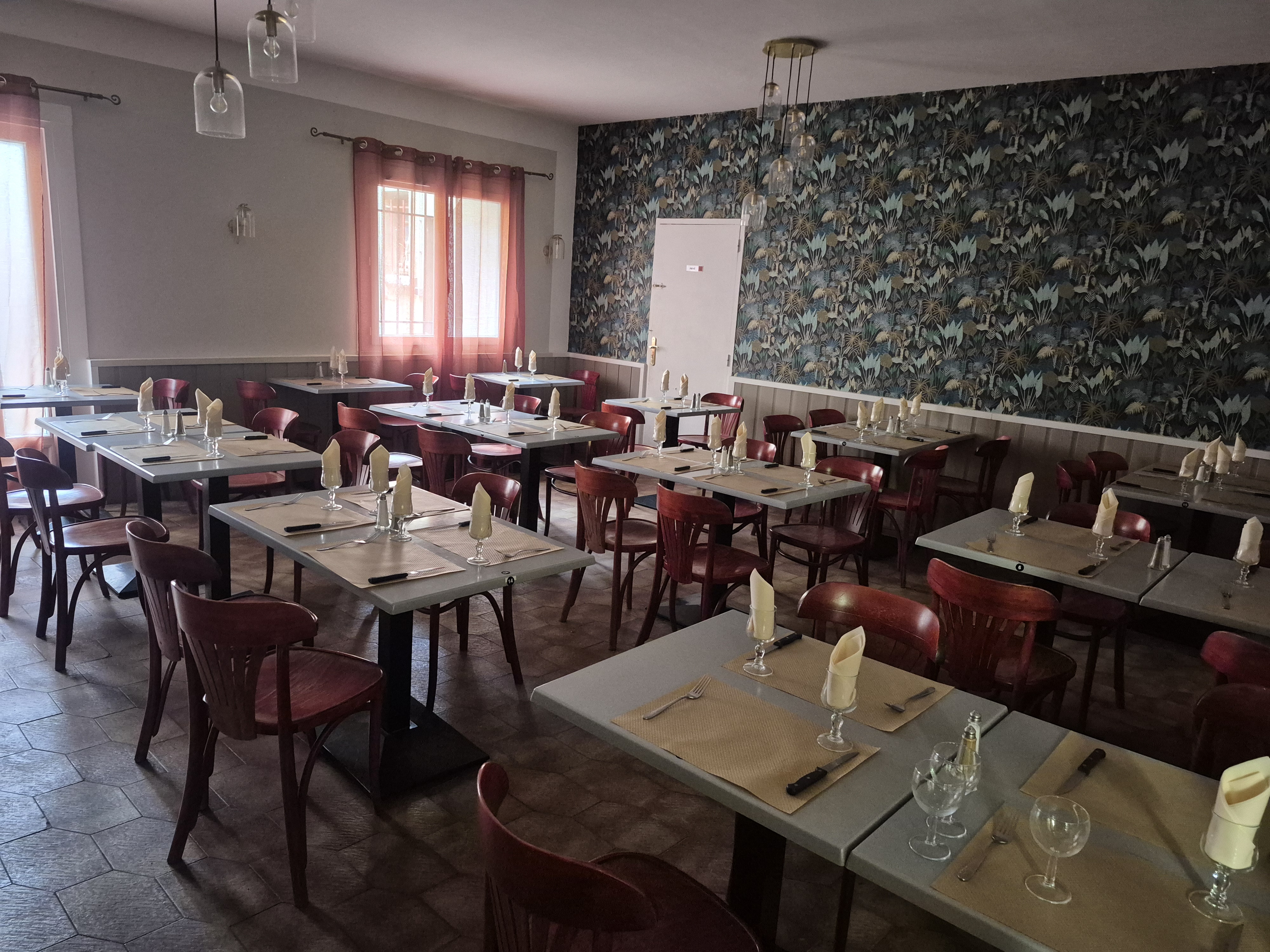 Bonjour, je mets en gérance mon bar, brasserie sur la commune de Cazouls-lès-Béziers dans le 34 (Hérault).
À 20 min des plages, village de 5600 habitants avec toutes commodités.
Je le mets en gérance dans quelques mois, le temps que le propriétaire finisse certains travaux.
Le bar se compose de 4 pièces :
1ère pièce : partie bar
2ème pièce : partie pizzeria (four à bois tout équipé)
3ème pièce : partie restauration (45 places assises)
4ème pièce : cuisine tout équipée
Le plus : terrasse de 65 couverts
WC PMR
Loyer : 3500 € HT (4200 € TTC)
Caution : 15000 €
Pour plus de renseignements, n'hésitez pas.