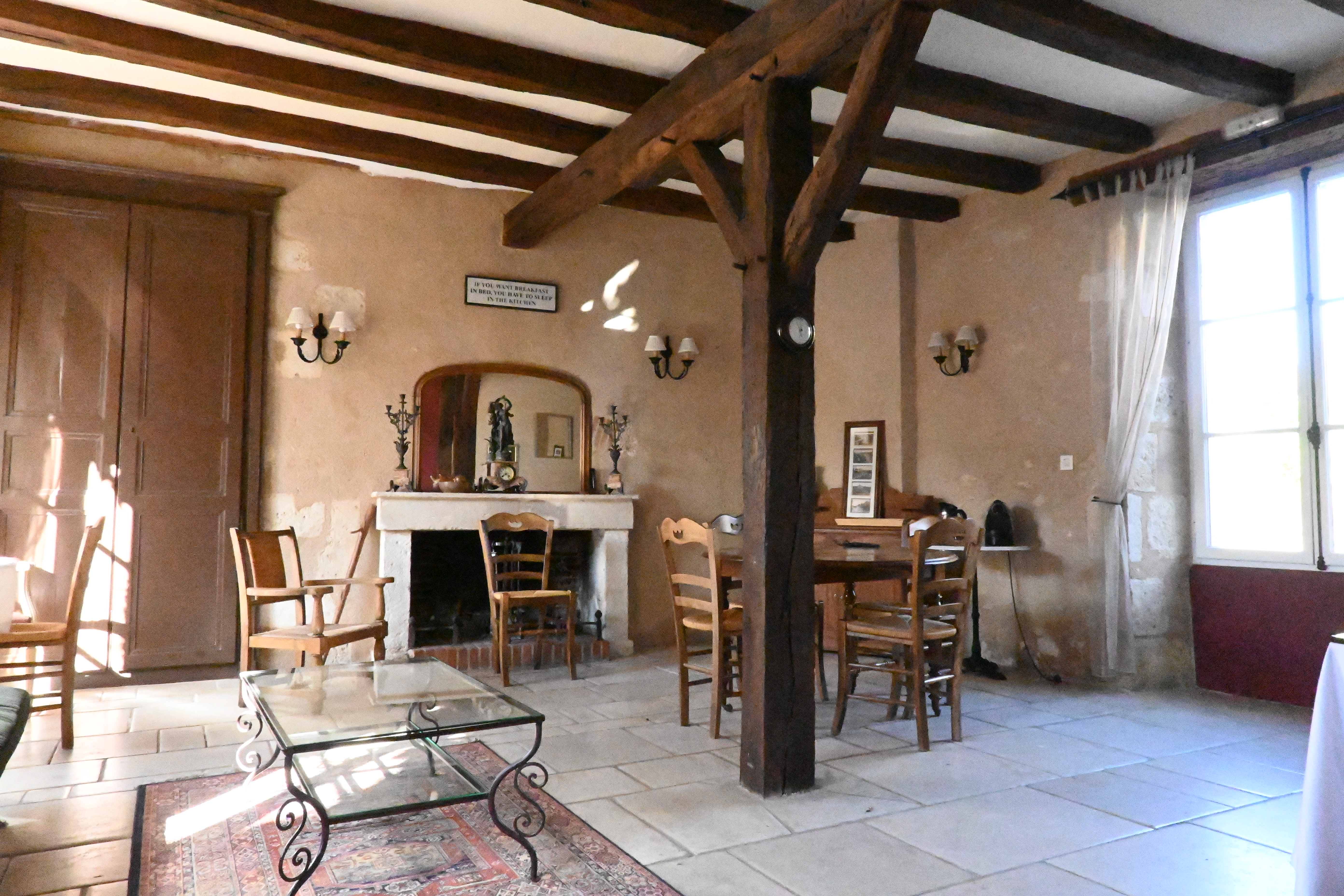 Cet établissement de standing situé au coeur d’un des plus beaux villages de France est à reprendre. Dans un environnement calme, ce domaine est propice à la déconnexion et au ressourcement.

Description du bien :

Au cœur d’un village historique, cette belle demeure allie le confort de la vie moderne tout en respectant le charme et le caractère de l’ancien.

Cette demeure propose:
–Un restaurant :
Une grande salle de 40 couverts et une salle plus intimiste de 10 couverts.
Une grande cuisine professionnelle, légumerie, plonge, lingerie
Une terrasse et pergolas ombragée par une superbe glycine et un chèvrefeuille
2 locaux techniques
–L’hôtel :
10 chambres avec leur salle d’eau
Un logement de fonction
Un bureau
Un hammam
Une grande cave
Une cour végétalisée avec parking privé

Concernant la clientèle : Il s'agit d'une clientèle principalement touristique mais il peut convenir également à une clientèle d'affaires, en quête de ressourcement et de reconnexion à la nature

Surface du bien :

Le domaine fait une superficie de 400 m².
10 chambres et un logement de fonction.

Localisation :

Sur le territoire de Grand Châtellerault en Nouvelle Aquitaine, proche du parc naturel de la Brenne, l'établissement profite d'une visibilité et d'une accessibilité optimale.

-Dans le centre bourg
-Voisin de sites historiques : château féodal, frise sculptée datant de la préhistoire au sein d'un site d'interprétation
-A deux pas de circuits de randonnées
-A deux pas de la rivière et de location de canoës
-10 minutes de la station thermale de la Roche Posay : la station accueille 8 000 curistes chaque année
-A 25 minutes du parc régional de la Brenne
-A 30 minutes de la sortie de l'A10 (axe Paris-Bordeaux)
-A mi-chemin entre Paris-Bordeaux : à 2h30

Conditions d'acquisition :

700 000 € pour le bâti (possibilité de location des murs)
150 000 € pour le fonds de commerce

Caractéristiques / Atouts :

- Un cadre exceptionnel grâce au cachet
- Potentiel de développement avéré, ce lieu se prête tout à fait aux services annexes comme des organisations de séminaires, création d'un salon de thé pour les touristes et locaux qui flânent dans le village, réception de mariage, possibilité de créer un espace bien être
- Possibilité de créer de nouvelles chambres
- Forte demande de restauration, d'hébergement sur la commune
- Nature préservée
- Les nombreuses activités pleine air à faire : canoë , randonnées, pêche.
- A proximité de sites touristiques : le Futuroscope, les châteaux de la Loire, la station thermale de la Roche Posay, le parc naturel de la Brenne.
- A 30 minutes de l'axe A10 Paris Bordeaux

Plaquette de présentation de la commune : https://www.pole-implantation-tourisme.org/wp-content/uploads/2025/03/Angles-sur-lAnglin.pdf