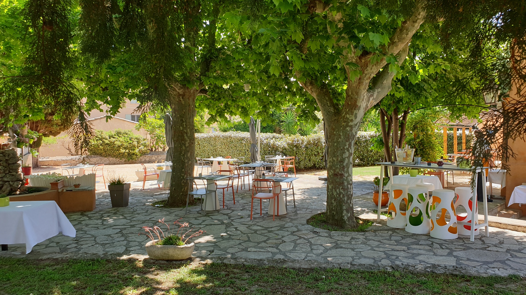 Hôtel 2*restaurant
Situé dans le var à 15 minutes des plages de Bandol et de Sanary sur mer, 15mn du circuit automobile Paul Ricard.
Vente d'un fond de commerce hôtel 2* et restaurant sur 3000m2 de terrain, Piscine au sel par électrolyse, parking extérieur fermé.
L'hôtel dispose de 10 chambres confortables avec salle de bain ,bureau ,téléviseur, wifi sécurisé. Lingerie.
Au RDC le restaurant d'une capacité intérieure de 50 couverts avec licence GR, grande terrasse ombragée .
Très belle clientèle d'habitués, référencés dans les guides .
Cuisine avec bel équipement complet, réserves ,espace chambre froide et frigos. . En annexe chaufferie, local piscine ,cave à vin, vestiaire.

Visite uniquement sur rendez vous
Curieux s'abstenir
