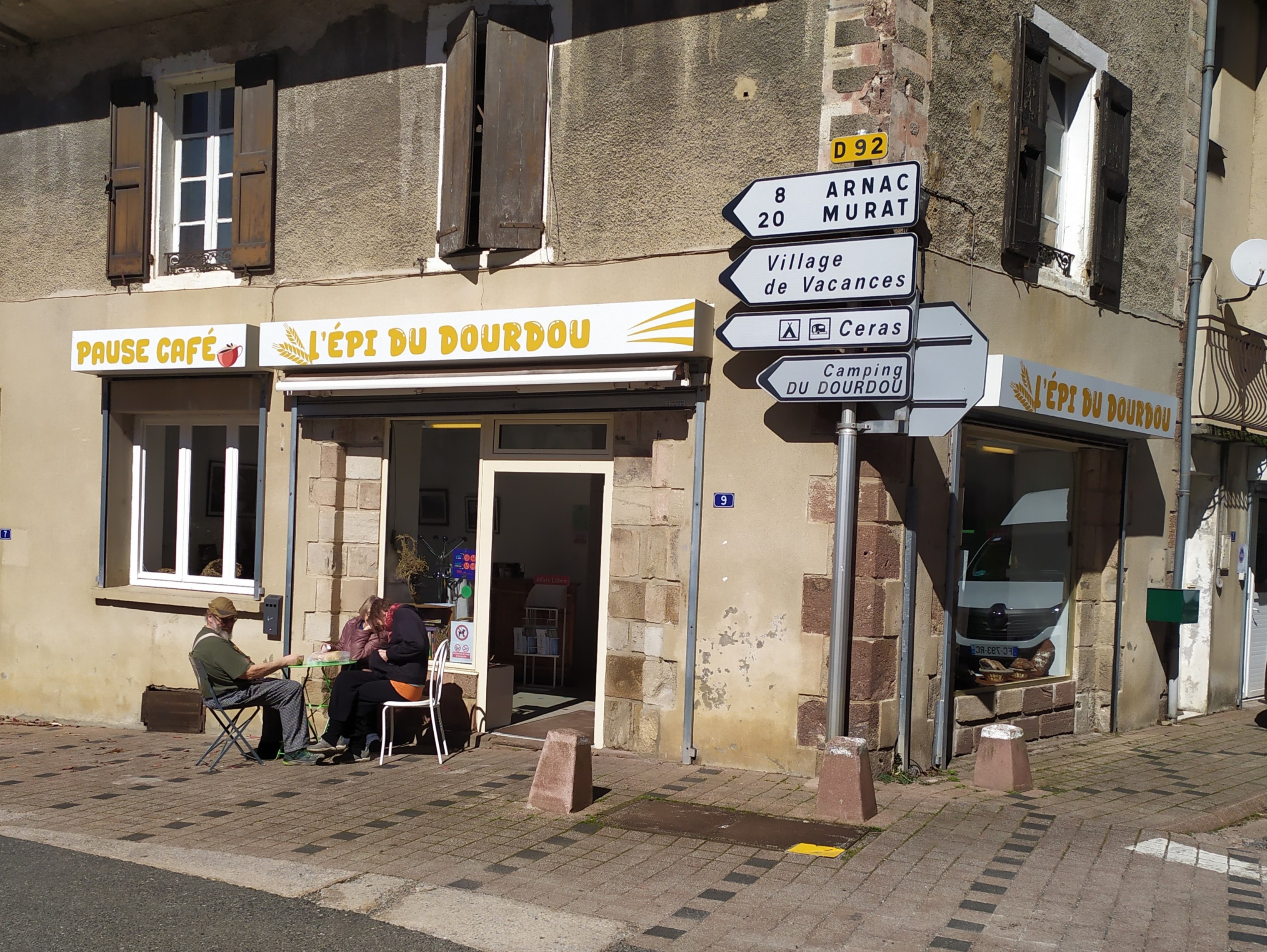 Une installation clé en main :
Le local l’Epi du Dourdou est au cœur de la vie locale à Brusque.
Après le départ à la retraite de l’ancien boulanger non remplacé, l’association Maison pour Tous s’est mobilisée pour maintenir ce service indispensable au village.
Aujourd’hui, nous cherchons un(e) professionnel(le) — artisan boulanger, porteur de projet motivé ou exploitant Terminal de cuisson — prêt à redonner vie durablement à ce commerce essentiel.

Un projet solide, déjà en marche :
Depuis janvier 2026, l’association assure une activité transitoire :
•	11 000 € HT de chiffre d’affaires mensuel (en progression constante),
•	Tournées de livraison pour particuliers ou dépôts (environ 100 km/jour) sur 5 jours,
•	Vente régulière de plusieurs types de pains (blanc, campagne, complet, céréales, etc.) et viennoiseries,
•	Équipe salariée à temps partiel (caisse + tournées) 

Grâce à l’association et aux bénévoles, le commerce fonctionne. 
La volonté de l’association est de trouver un ou des professionnels pour reprendre et développer l’activité. 
Les bénévoles proposent leur aide et leur accompagnement lors des premiers mois de reprise. 

Un local professionnel rénové, prêt à l’emploi :
•	Fournil de 70 m² et accueil + pause-café de 40 m²
•	Loyer : 450 € TTC / mois pour le local + 200 € HT pour le matériel - charges non comprises
•	Matériel complet : four, pétrin, chambre de pousse, laminoir, congélateurs…
Cela permet donc une installation immédiate, sans investissement lourd.

Un véhicule pour les tournées :
•	Un Renault Traffic : location 350 € HT / mois

Un potentiel de développement :
Le repreneur pourra, selon son profil et ses envies :
Côté boulangerie :
•	Développer une gamme artisanale plus large,
•	Réintroduire pâtisseries, snacking, saisonnier…
Côté commerce :
•	Tabac,
•	Presse,
•	Française des Jeux,
•	Point Relais.

Pourquoi s’installer à Brusque ?
•	Une clientèle fidèle et clairement en demande,
•	Un commerce essentiel pour le village et une forte mobilisation locale pour assurer votre réussite,
•	Des logements disponibles autour de 500 €/mois,
•	Un environnement paisible et verdoyant, touristique en période estivale.

Contacts :
Pour visiter, échanger ou présenter votre projet :
Communauté de communes Monts, Rance et Rougier
Julie NEGRE : 06 72 70 64 86
julie.negre@ccmrr.fr